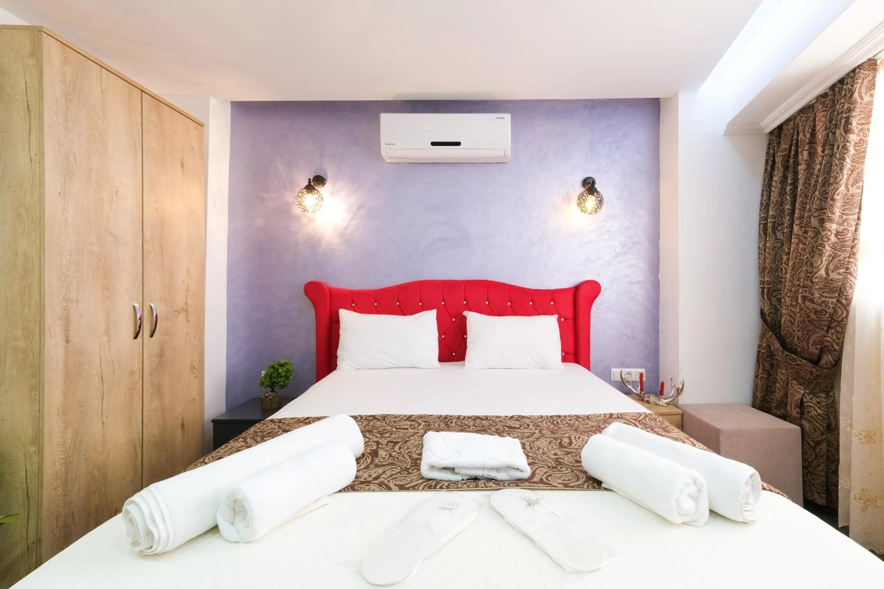 Bed in Loren Hotel&Suites