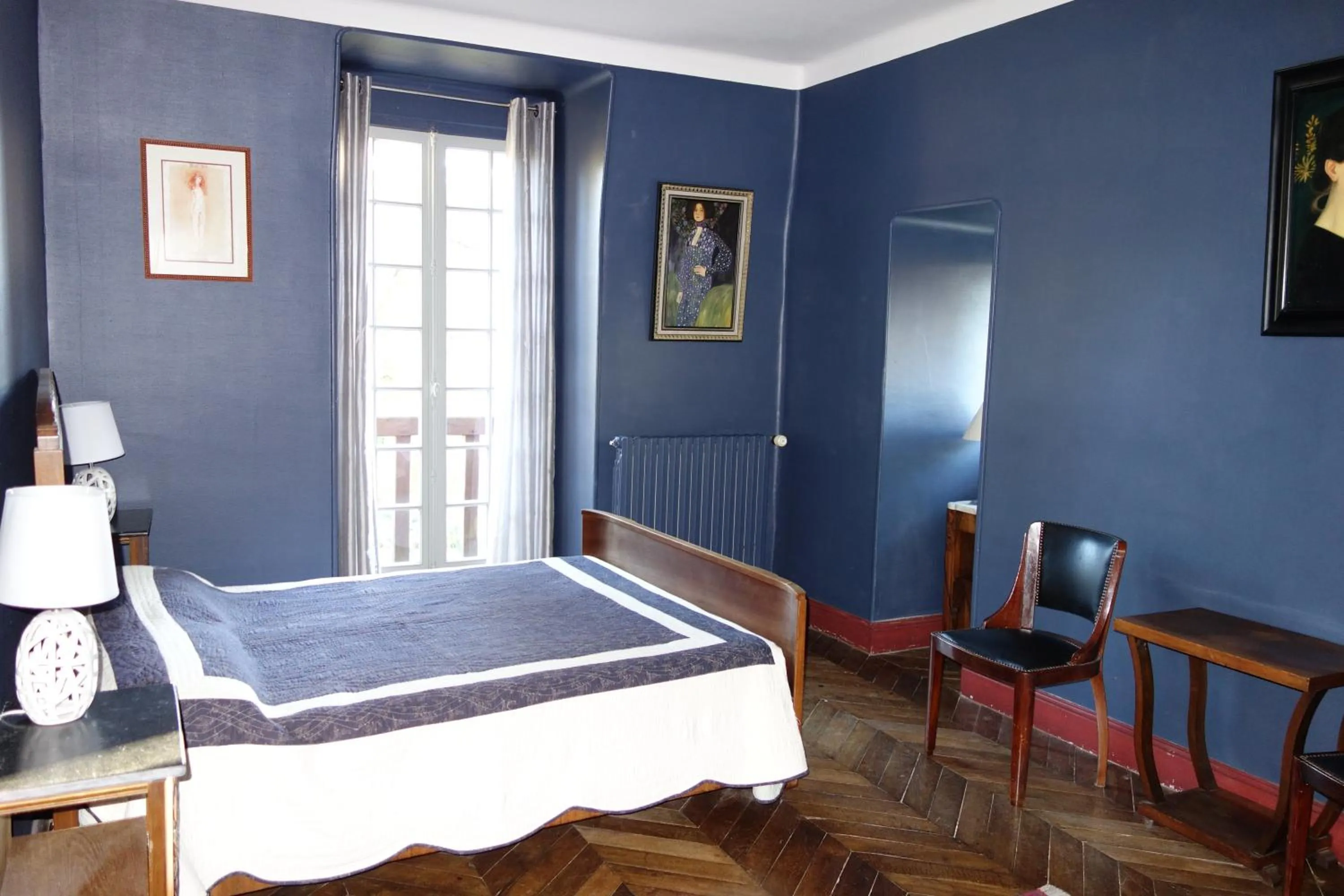 Photo of the whole room, Bed in château Mont Suzey