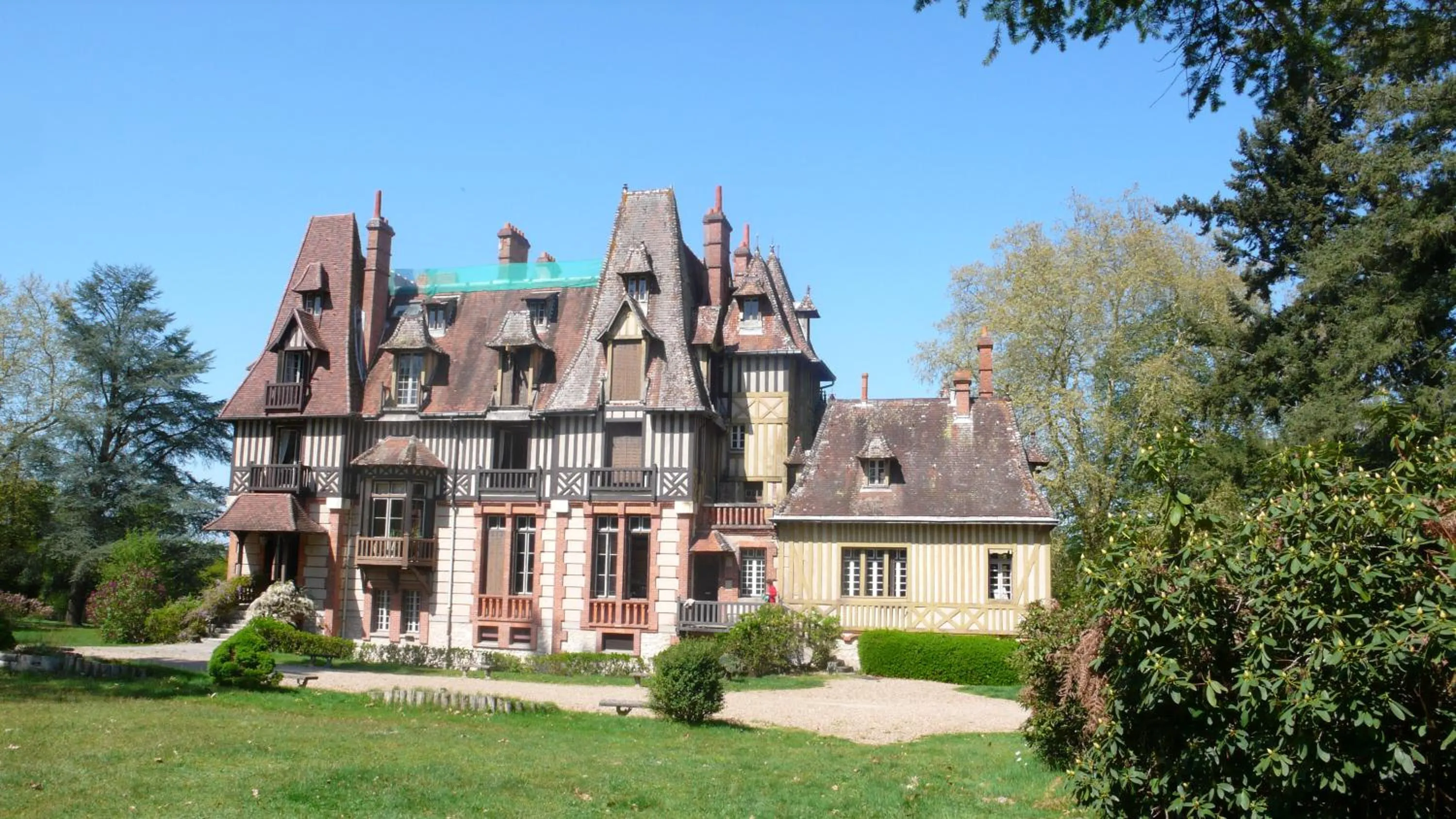 Property building in château Mont Suzey