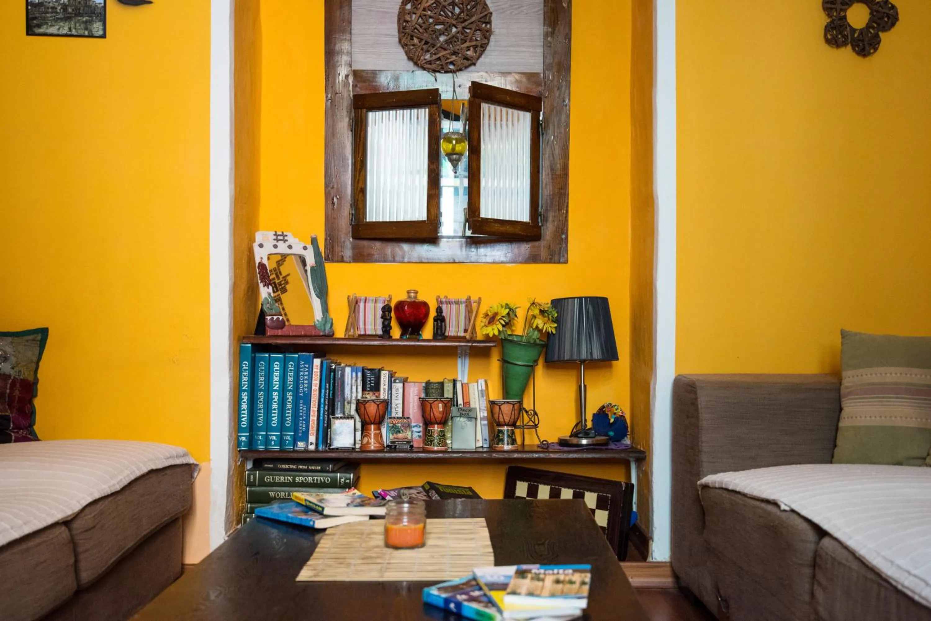 Communal lounge/ TV room, Bed in Five Trees