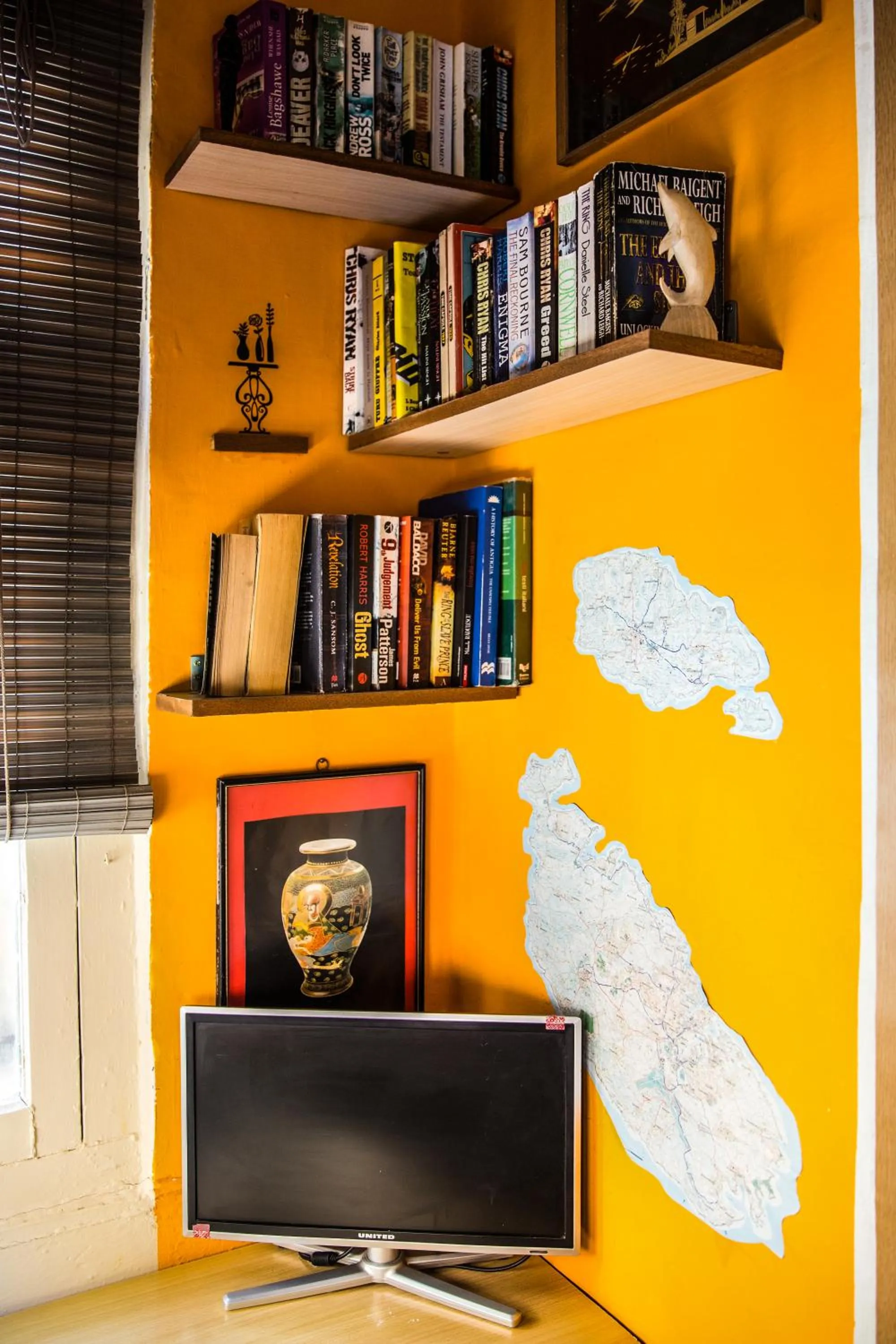 Library in Five Trees