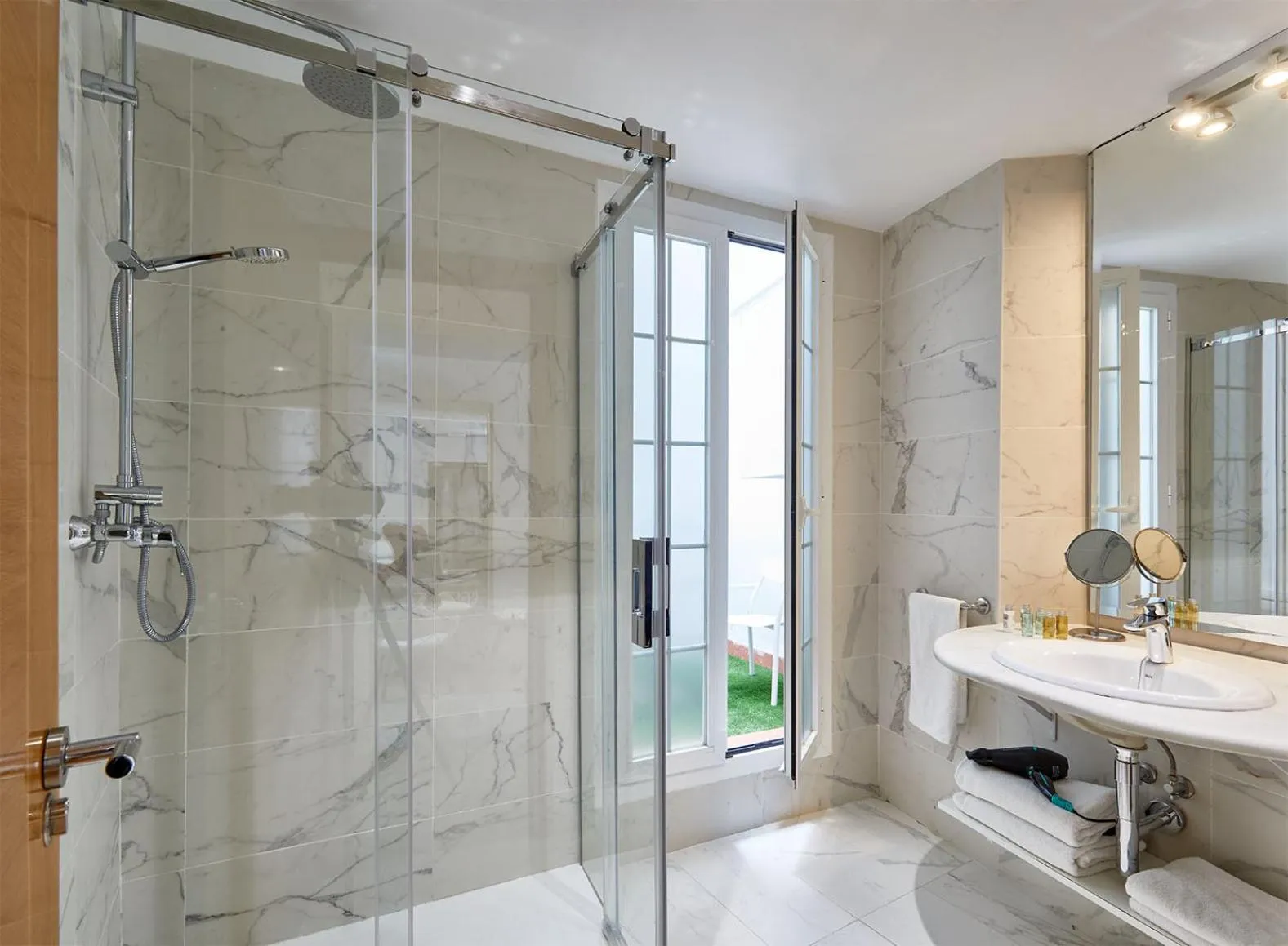 Bathroom in Lodgingmalaga Plaza Constitucion