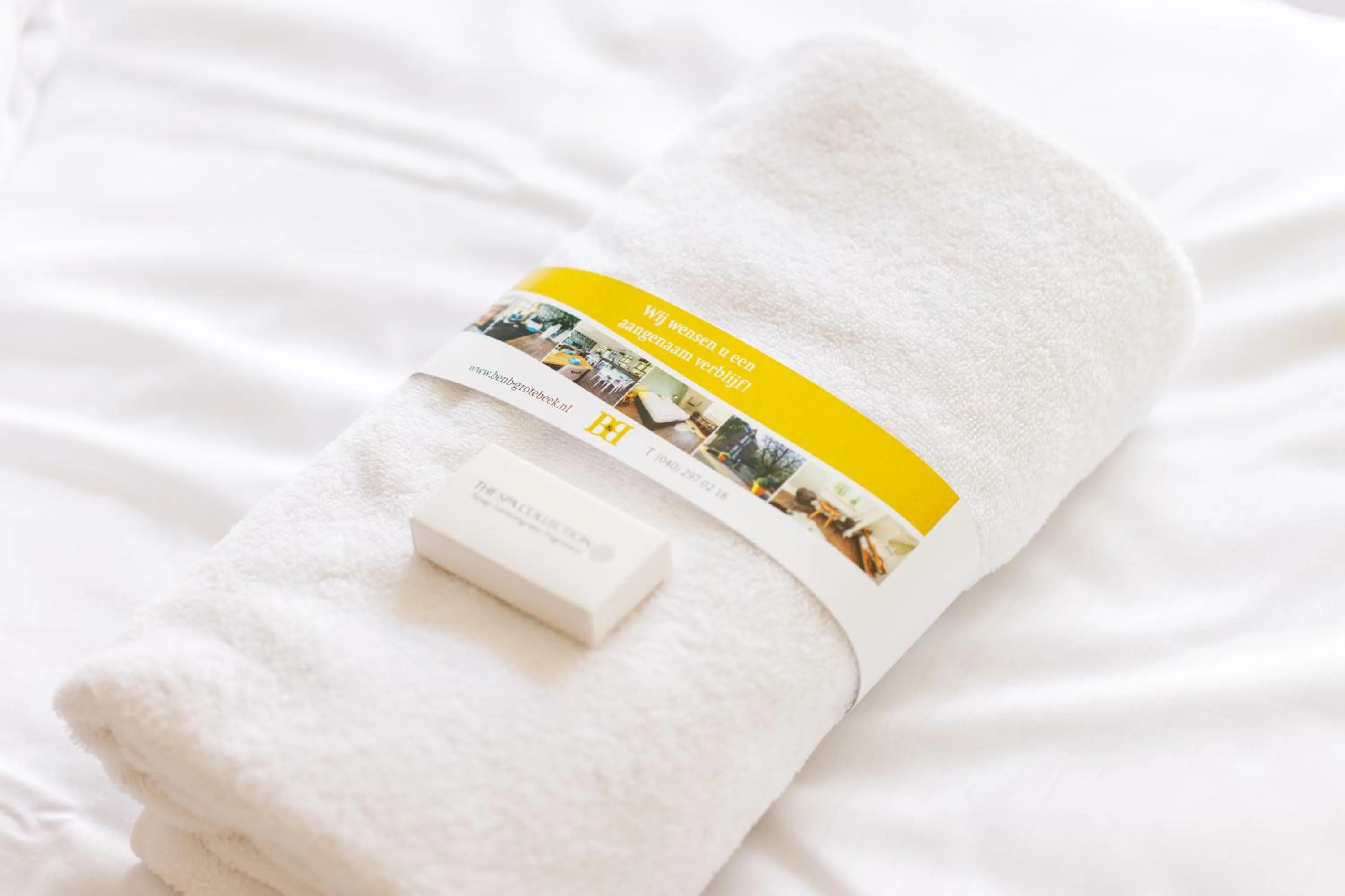 towels, Bed in B&B Landgoed De Grote Beek