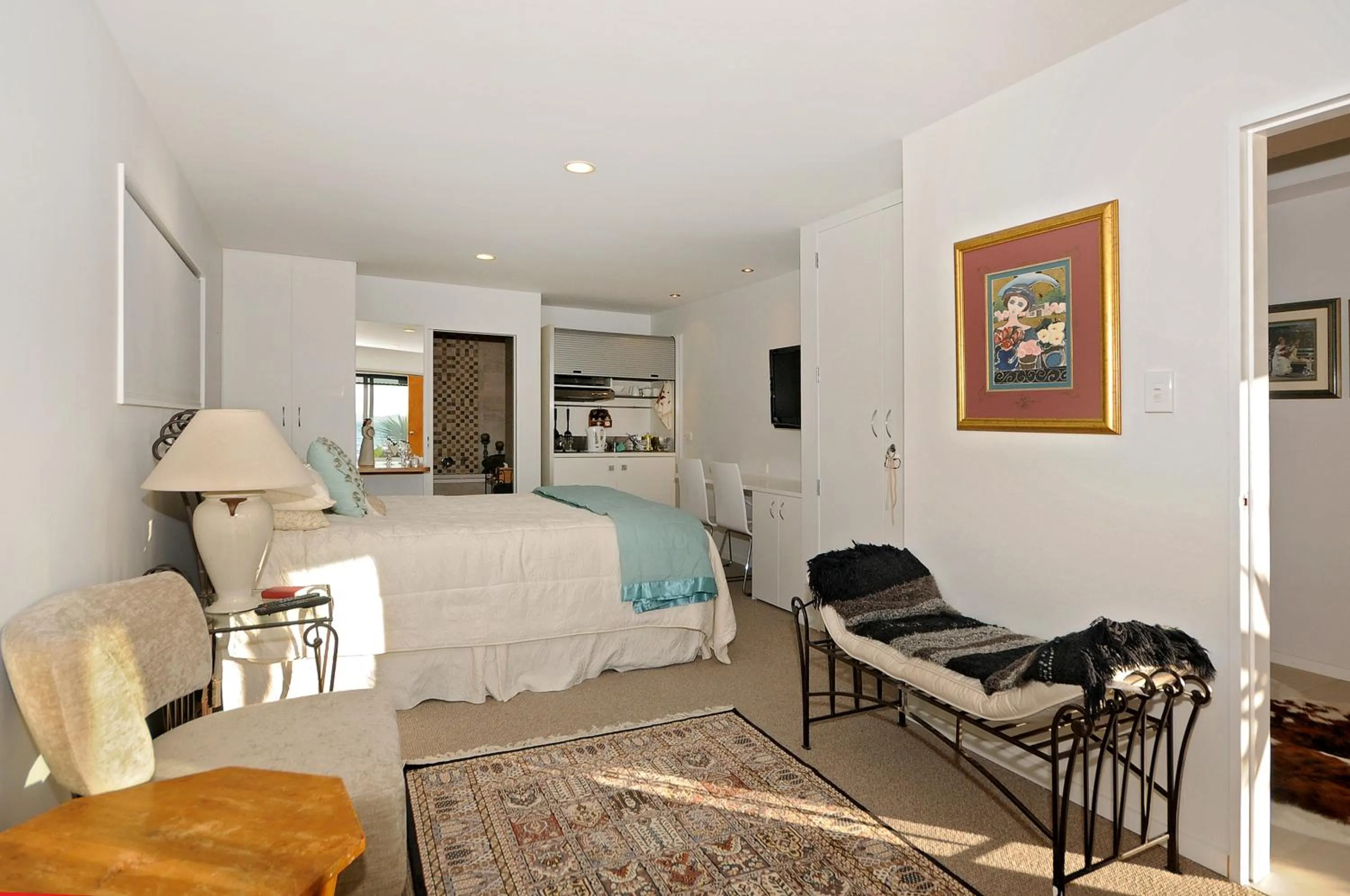 Kitchen or kitchenette, Bed in Kapiti Waves Bed & Breakfast