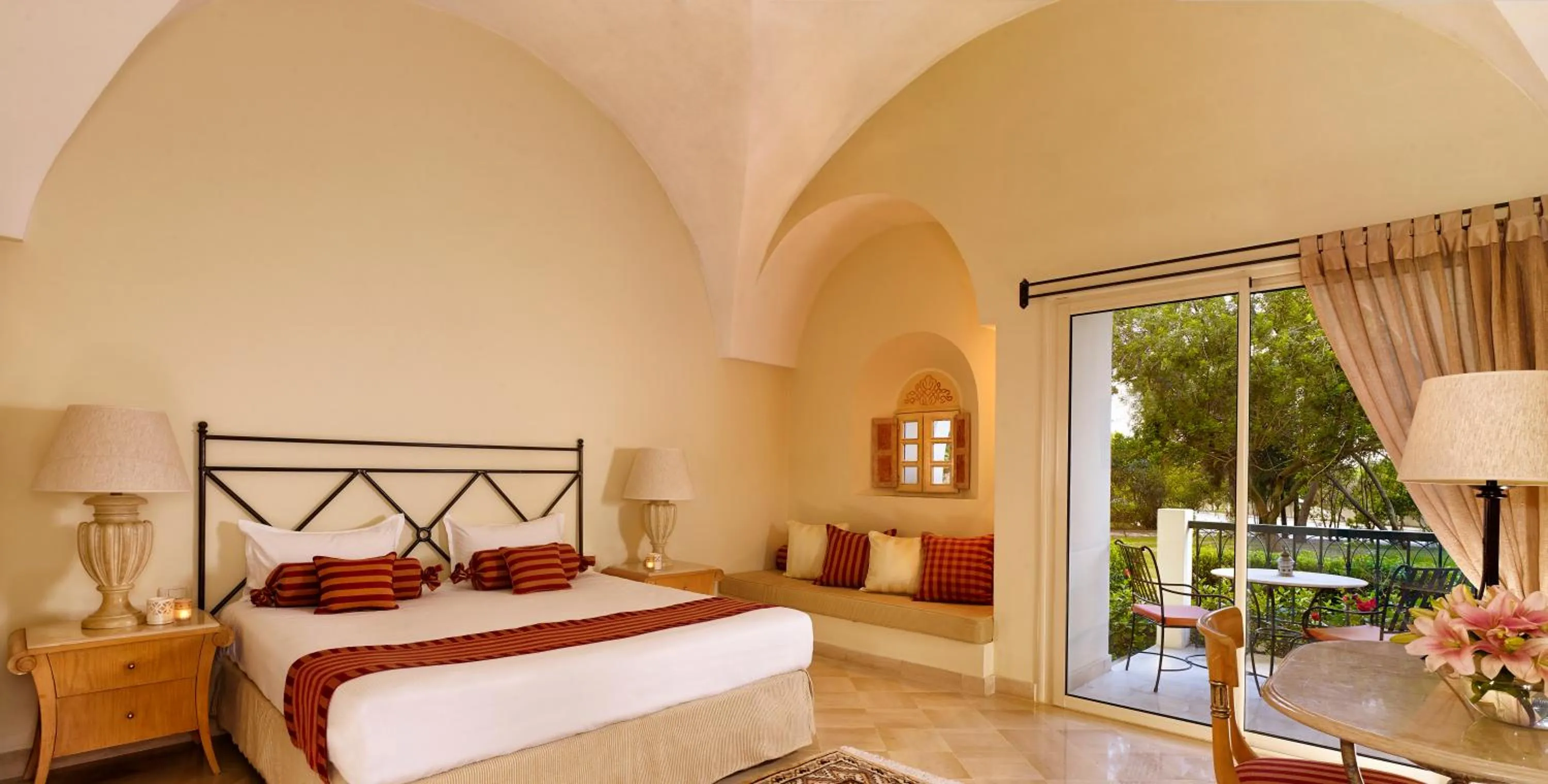 Property building, Bed in The Residence Tunis