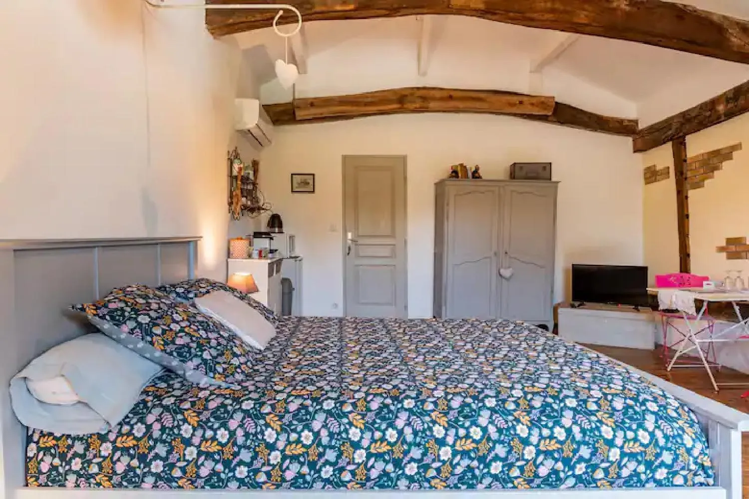 Photo of the whole room, Bed in Les Ecuries du SEQUE