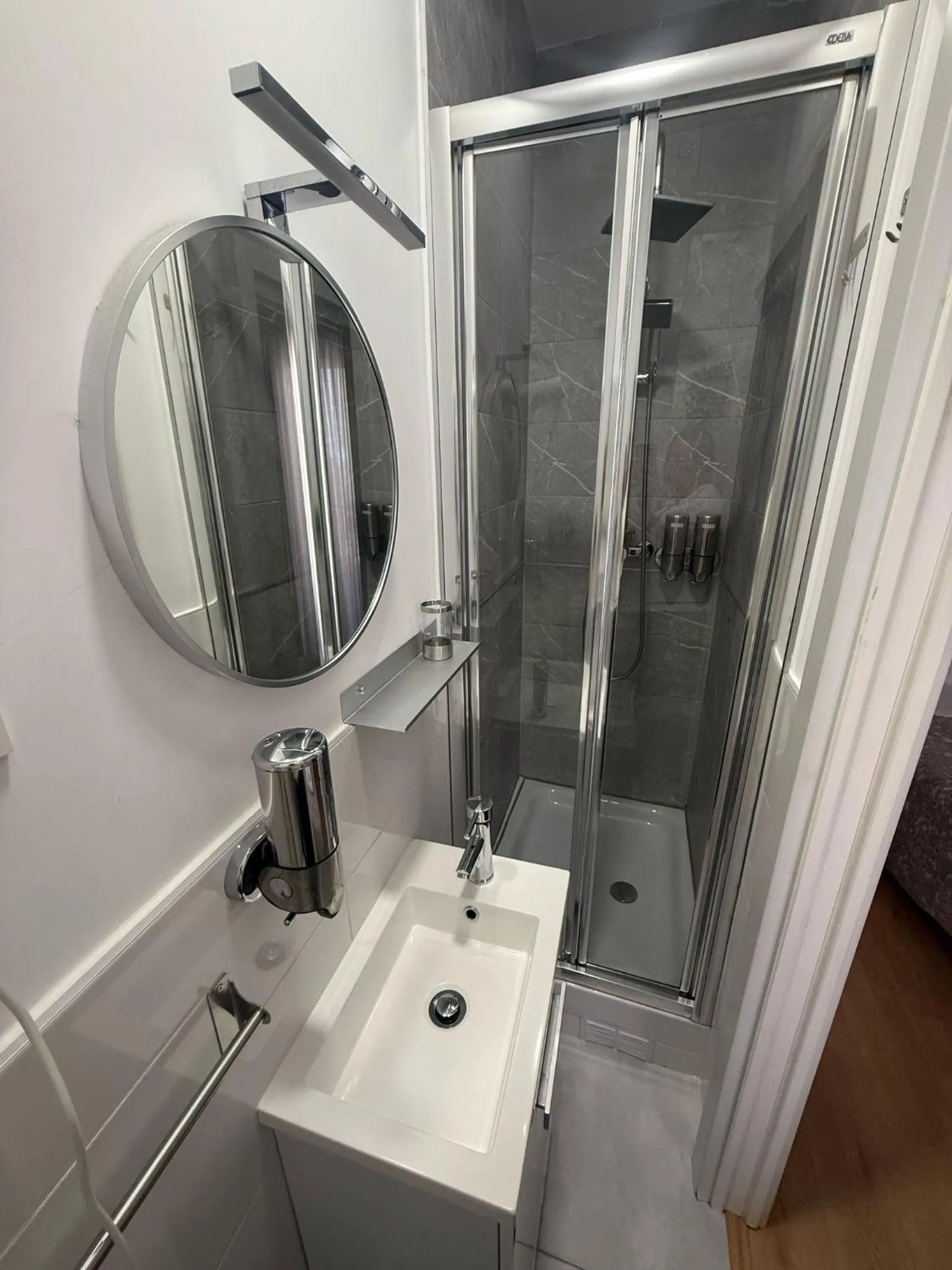 Shower in Hostal A Nuestra Senora de La Paloma