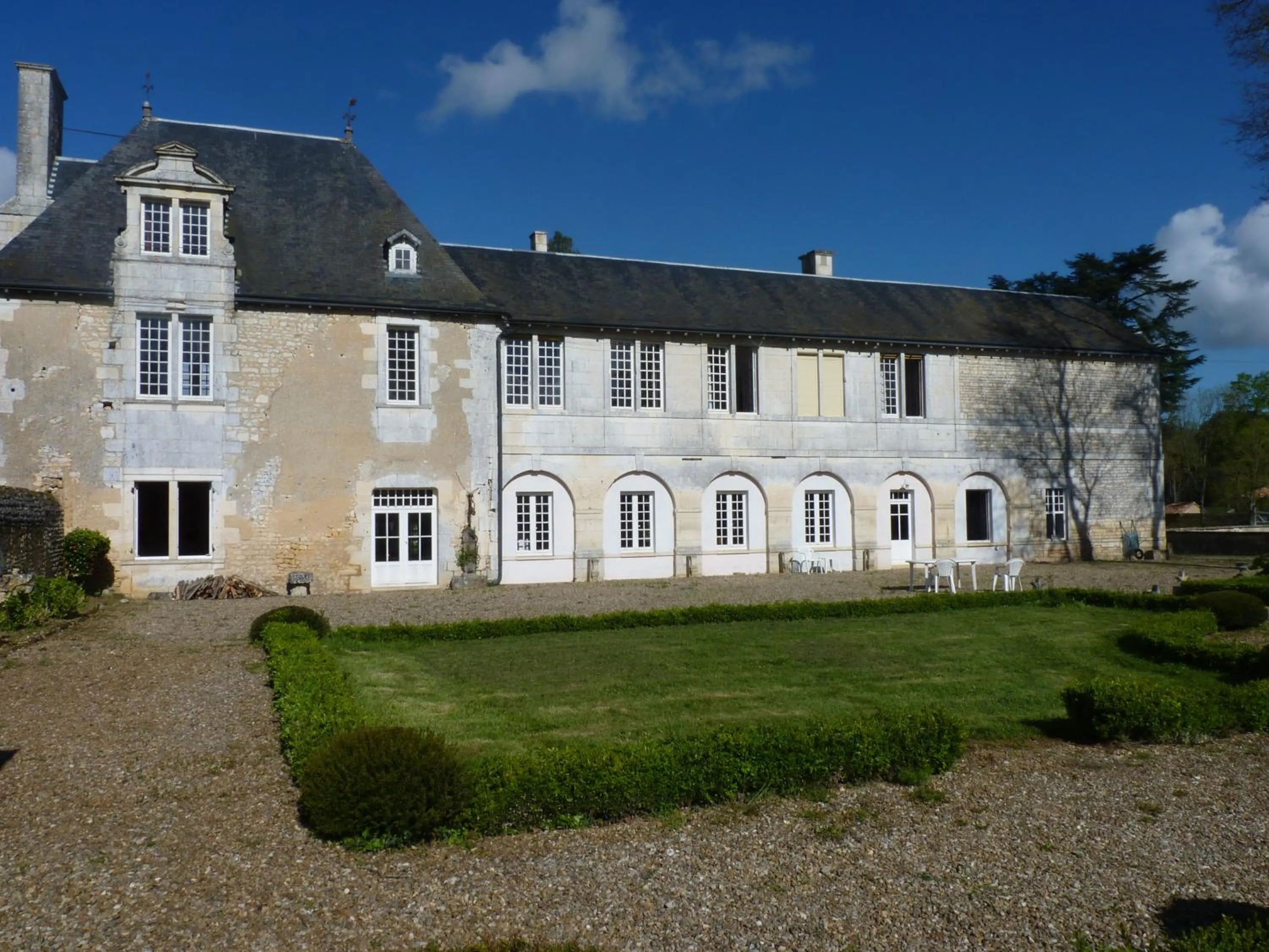 Facade/entrance in LOGIS du Château du Bois Doucet