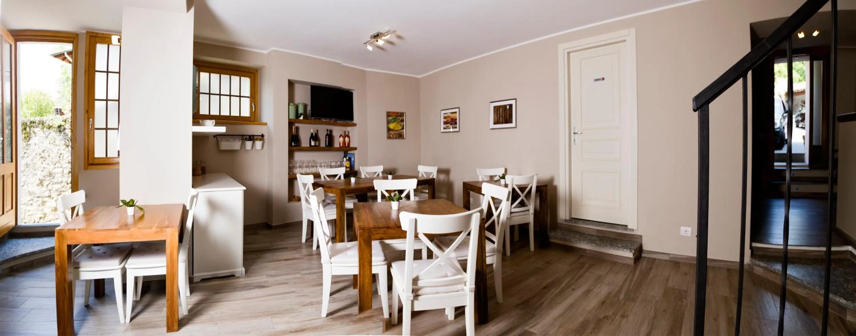 Communal lounge/ TV room in Andirivieni Bellagio Guest House