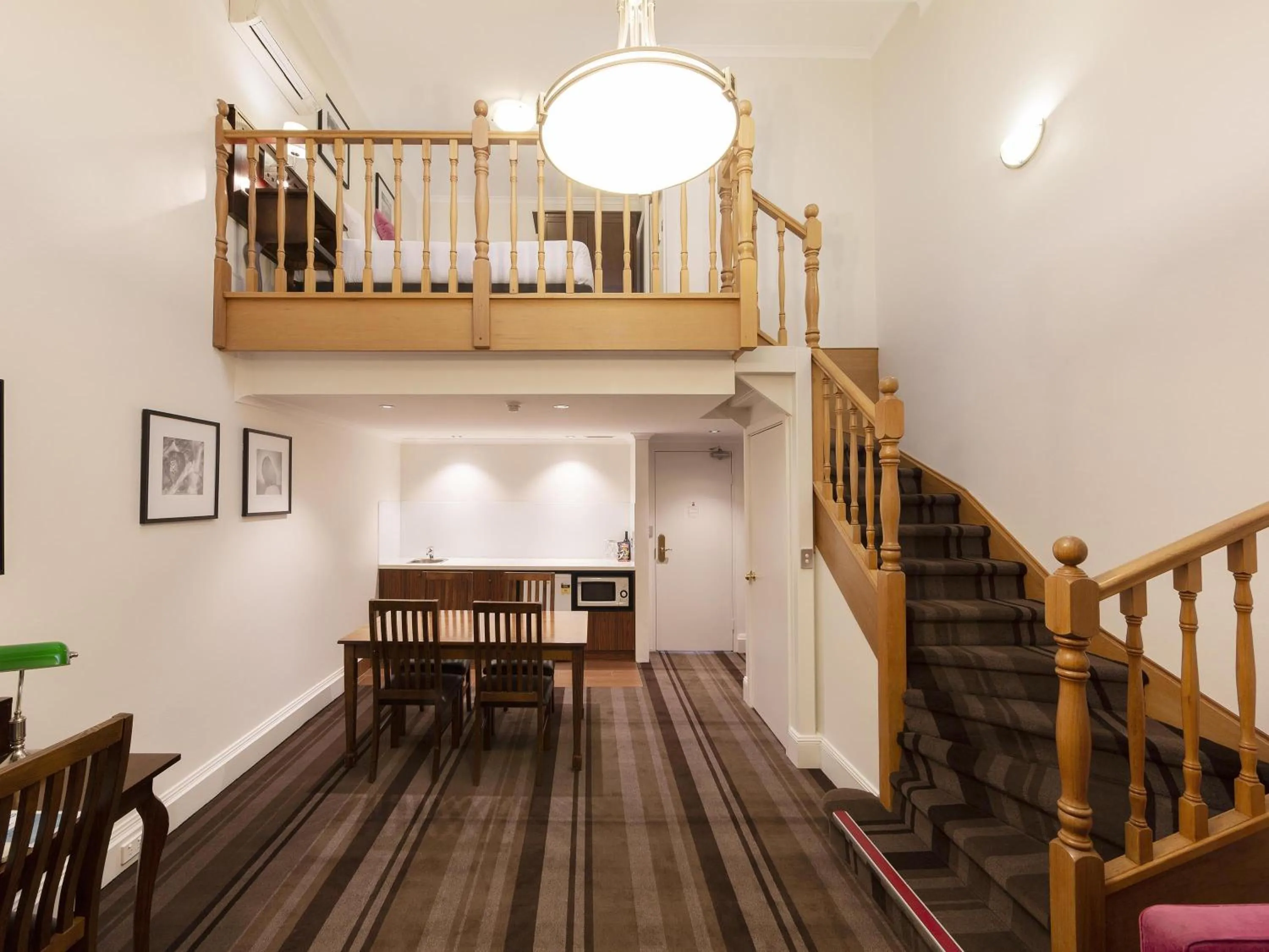 Bedroom in Mercure Canberra