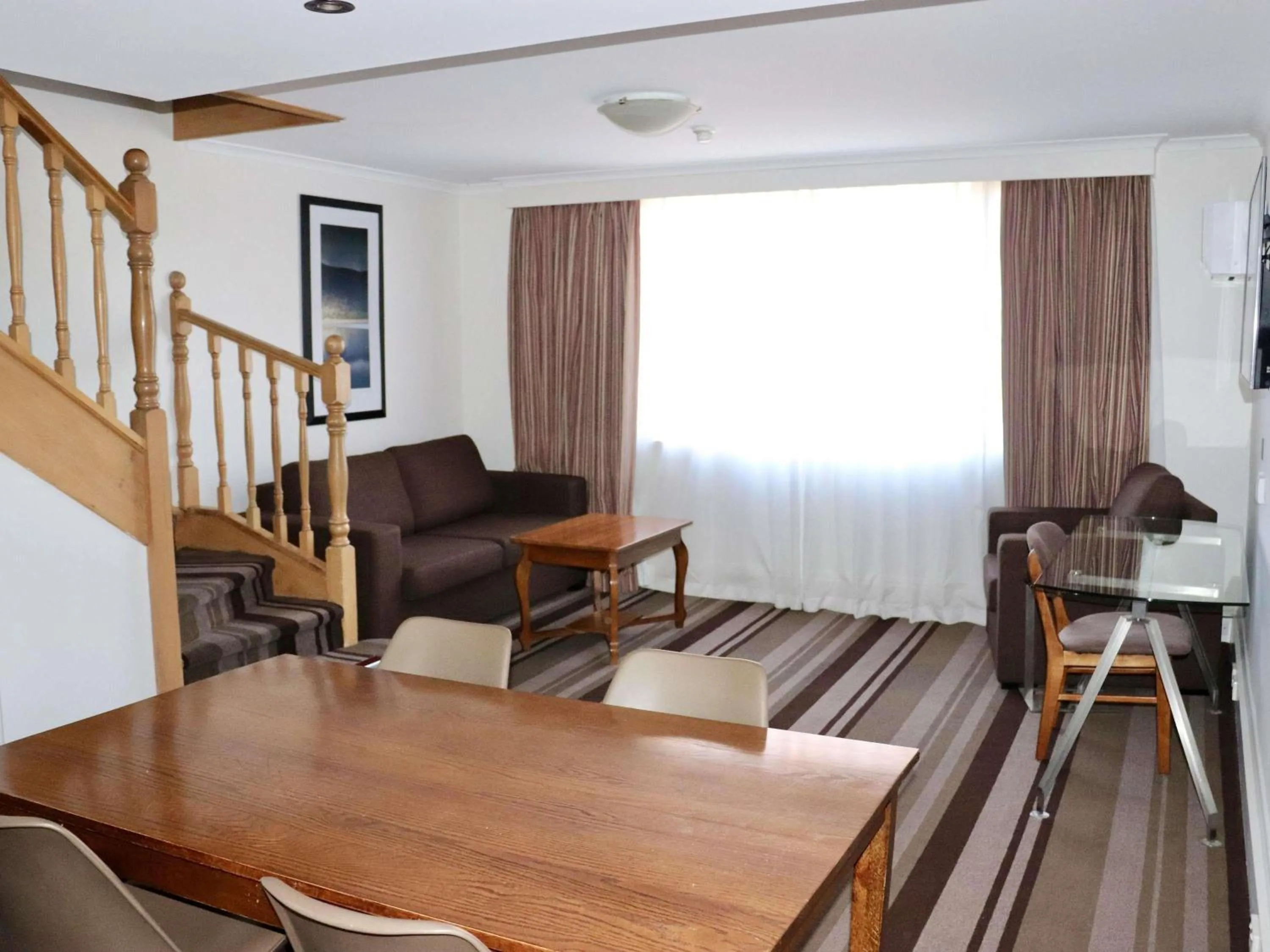 Bedroom in Mercure Canberra