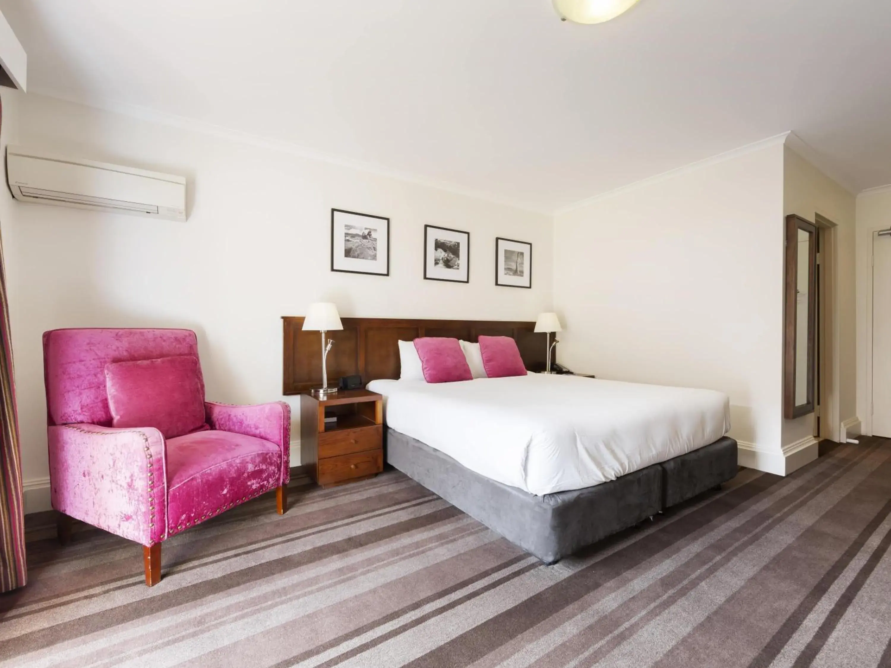 Superior King Room in Mercure Canberra Superior King Room in Mercure Canberra