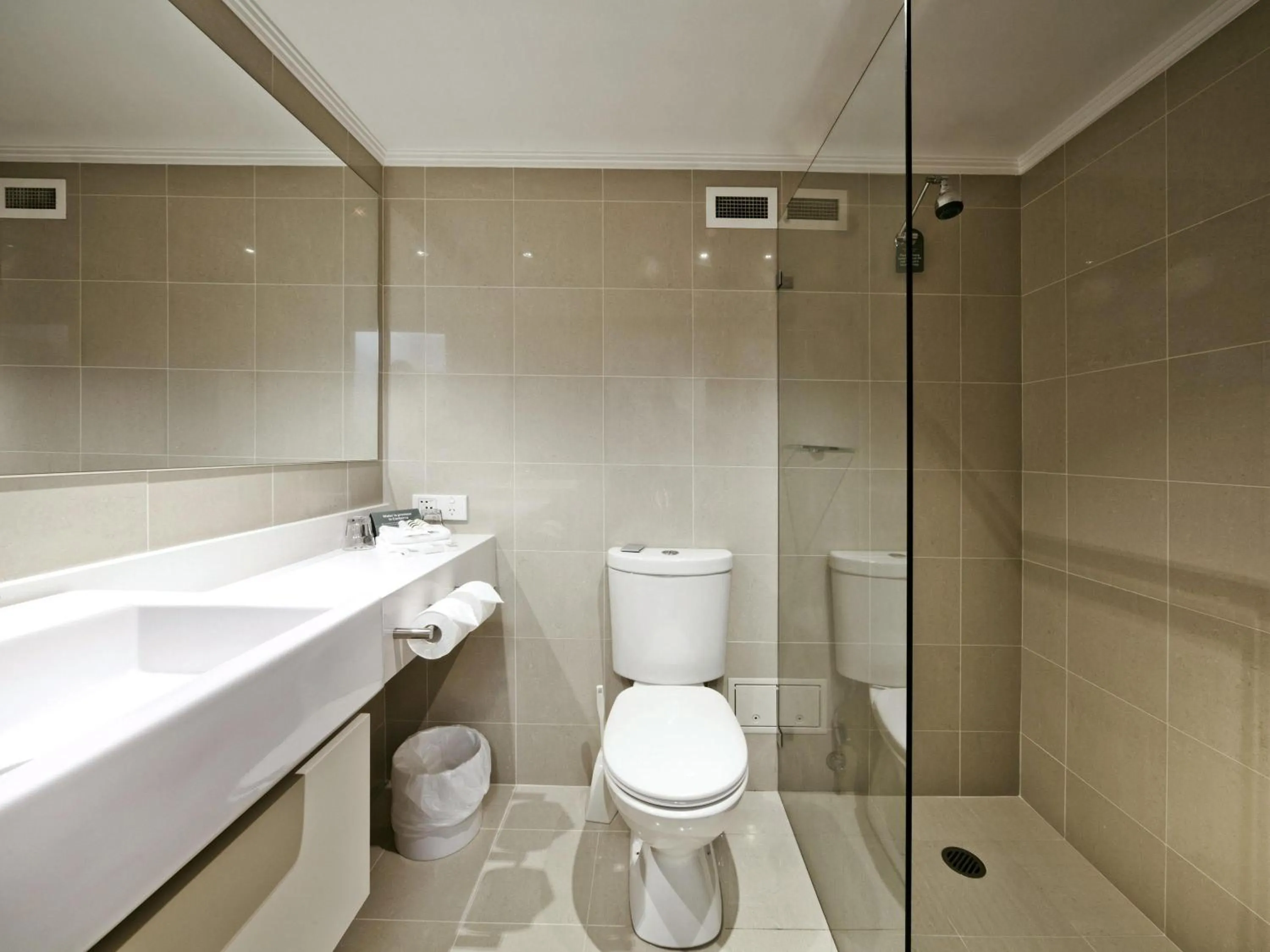 Bedroom in Mercure Canberra