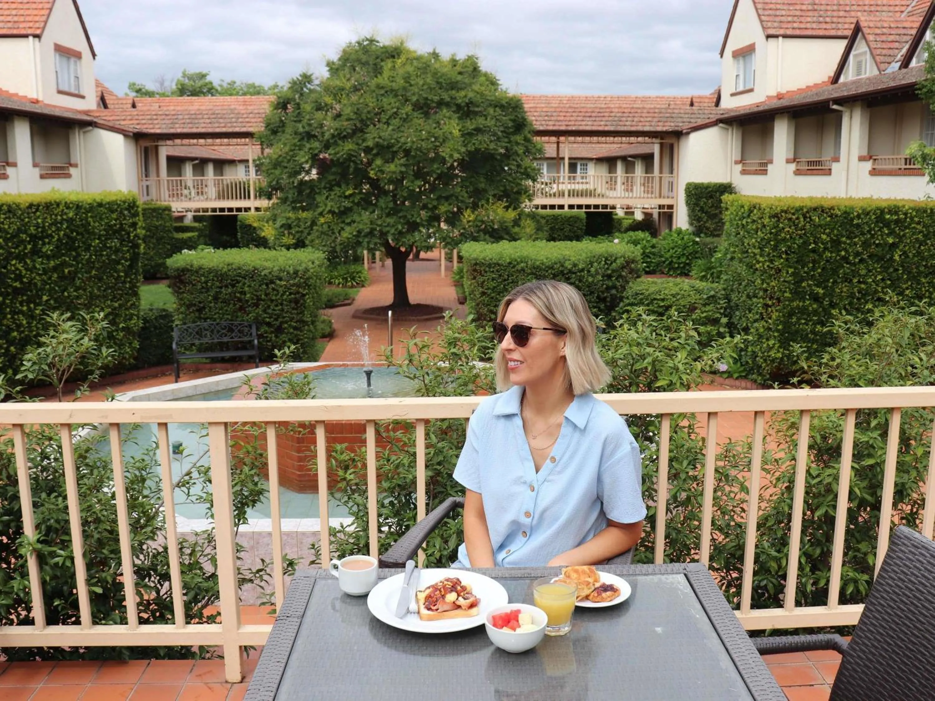 Restaurant/places to eat in Mercure Canberra