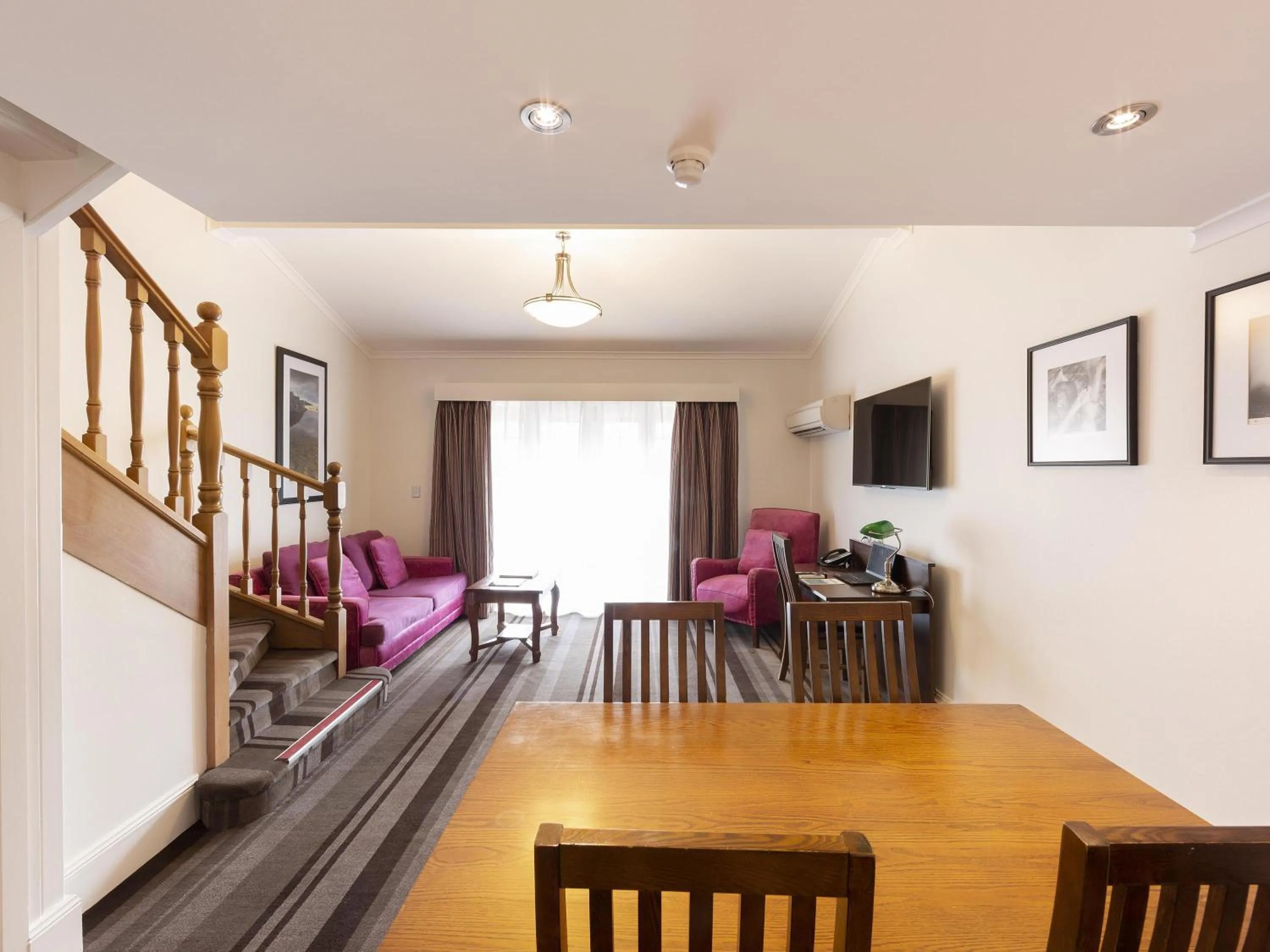 Bedroom in Mercure Canberra