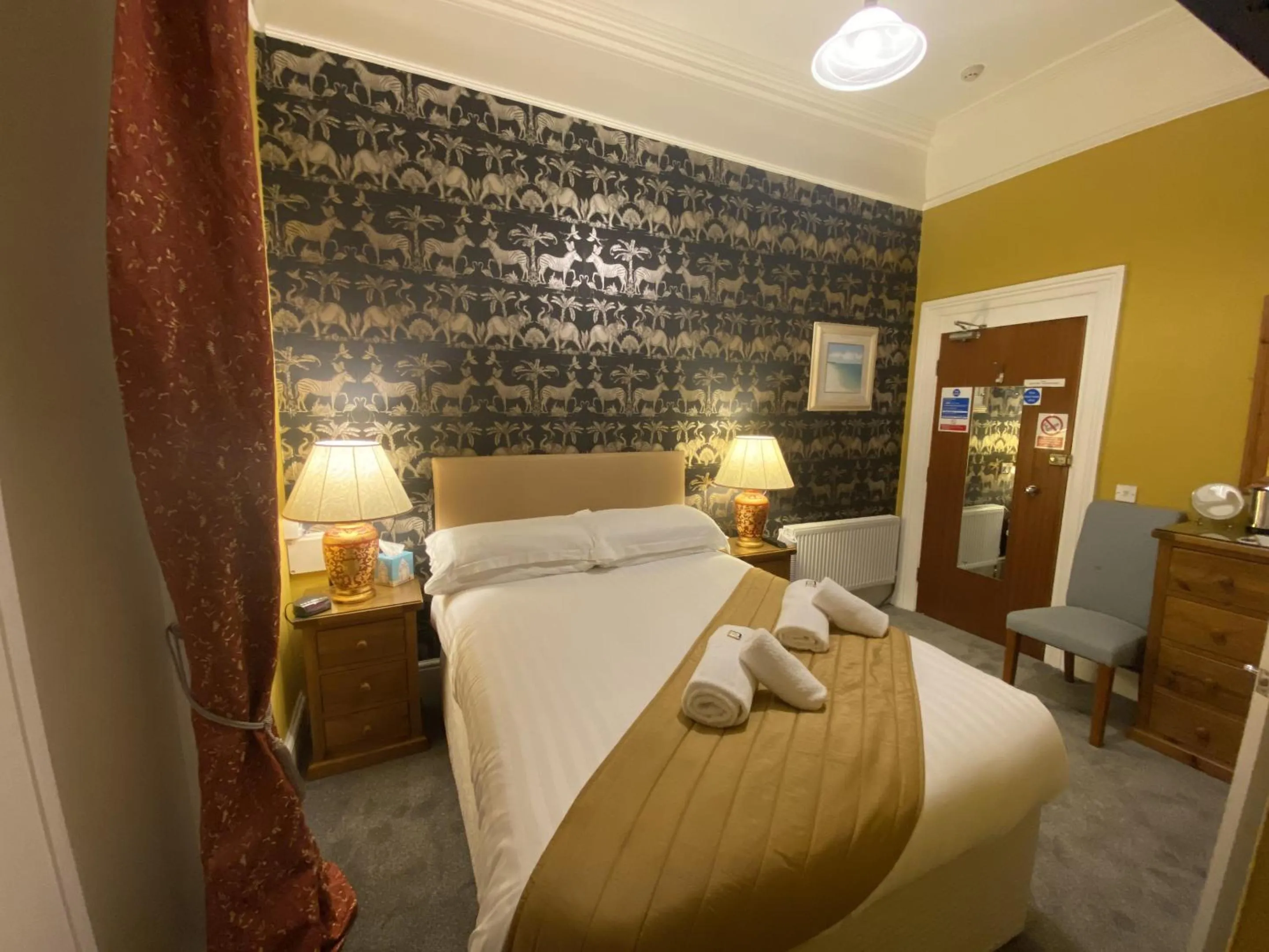 Bedroom, Bed in Abingdon House