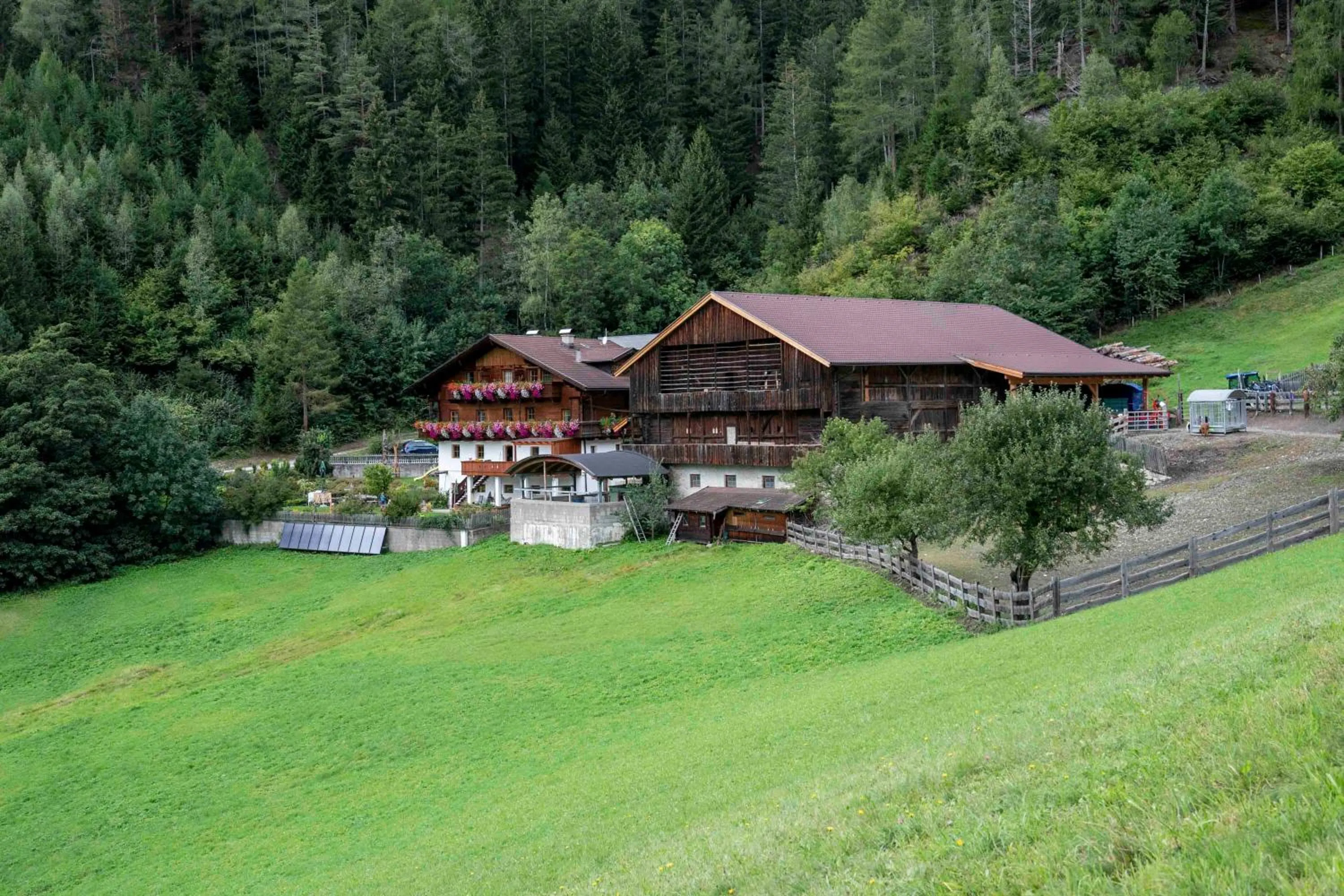 Property building in Ruggenthalerhof
