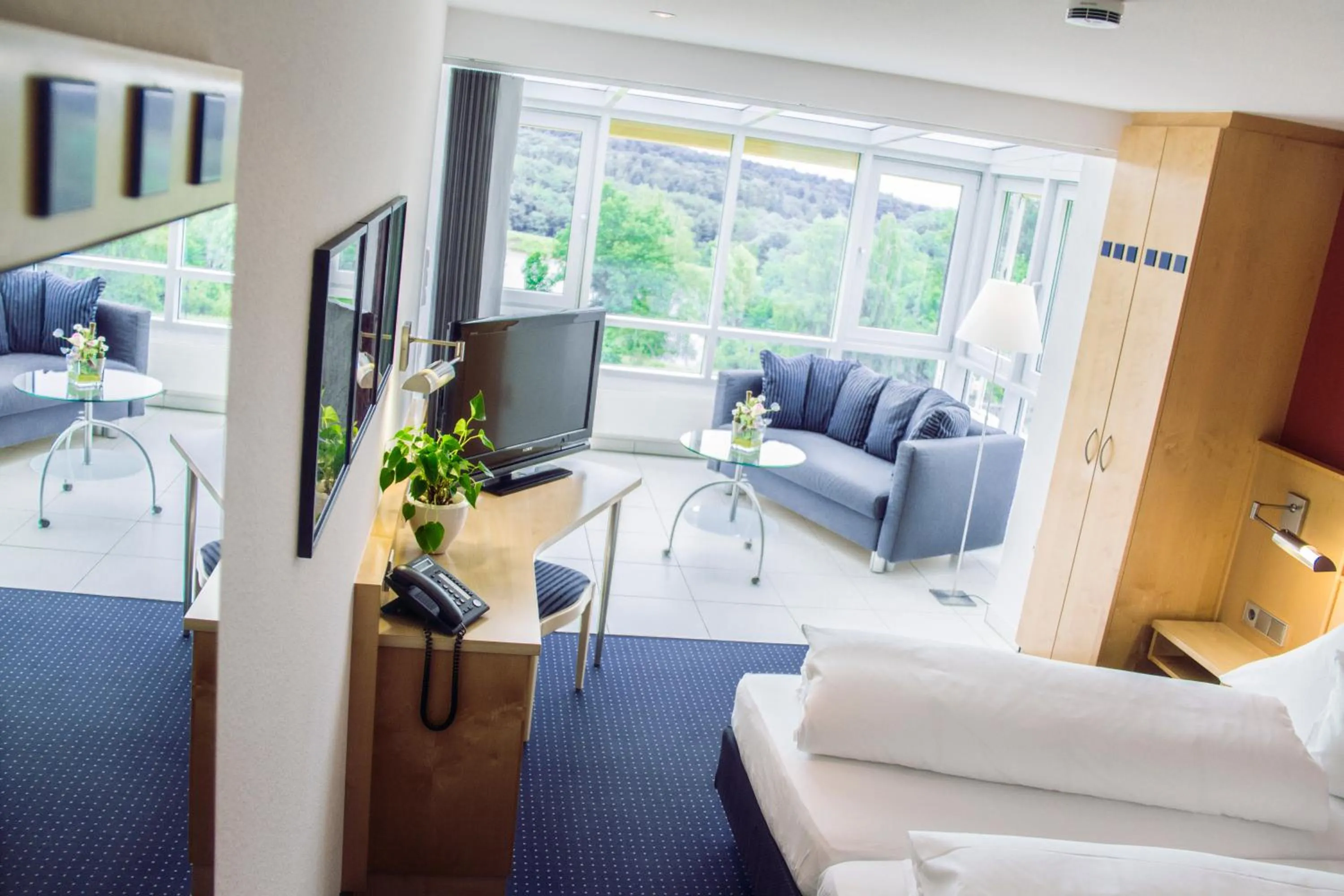 Living room, Bed in Stausee-Hotel