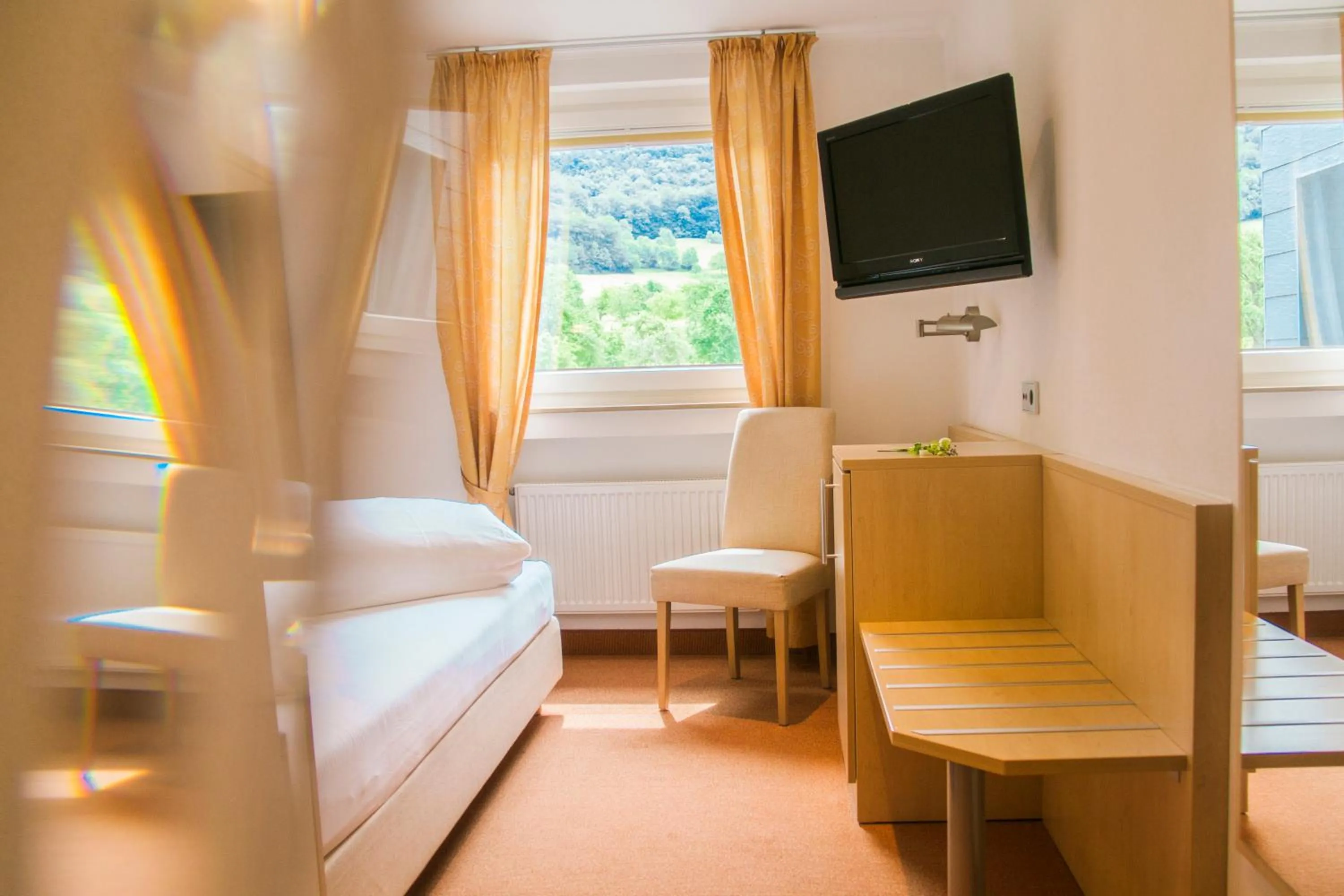 Photo of the whole room, Bed in Stausee-Hotel