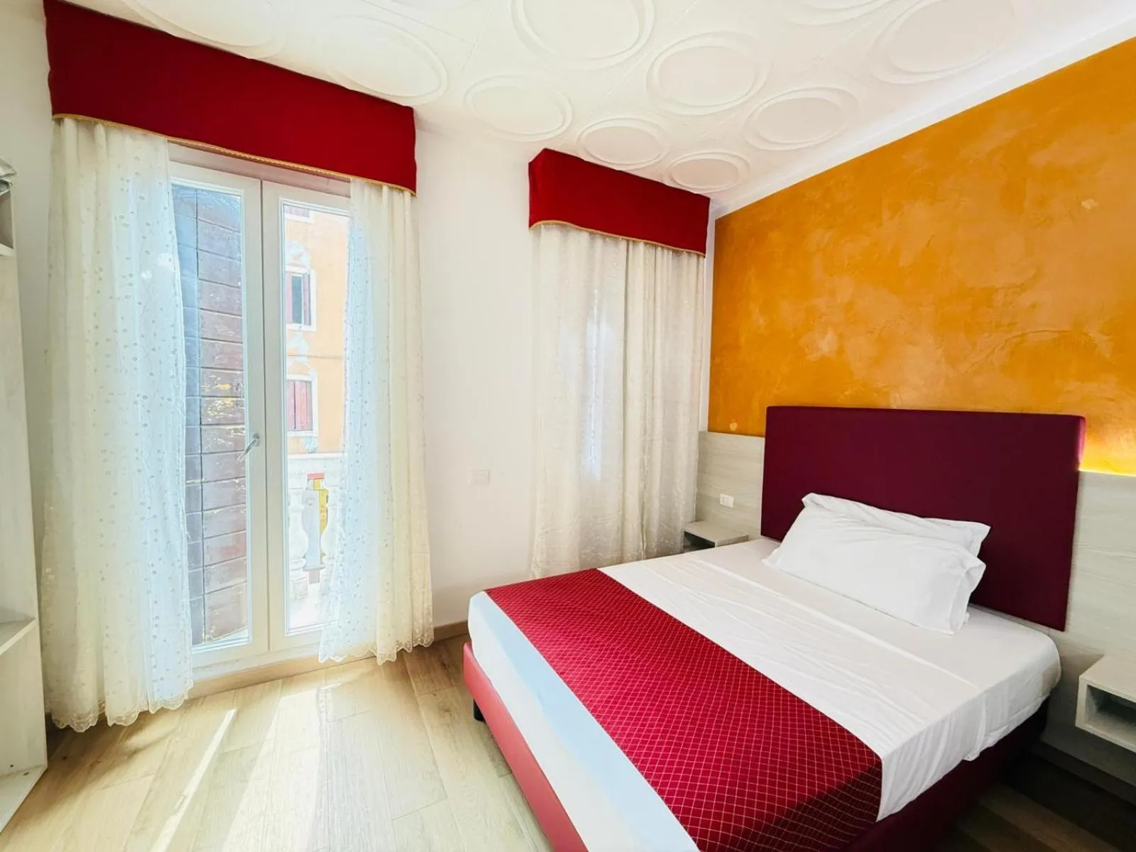 Bed in Vacation Venice Rooms