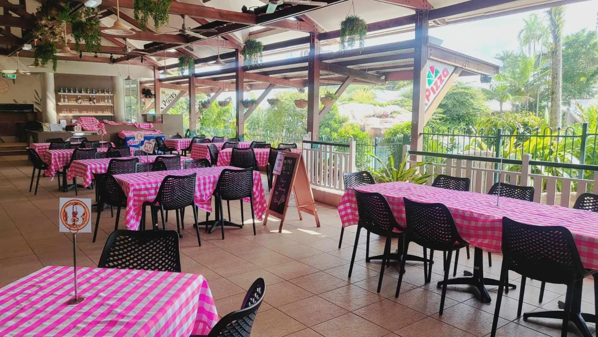 Restaurant/places to eat in Cairns Colonial Club Resort