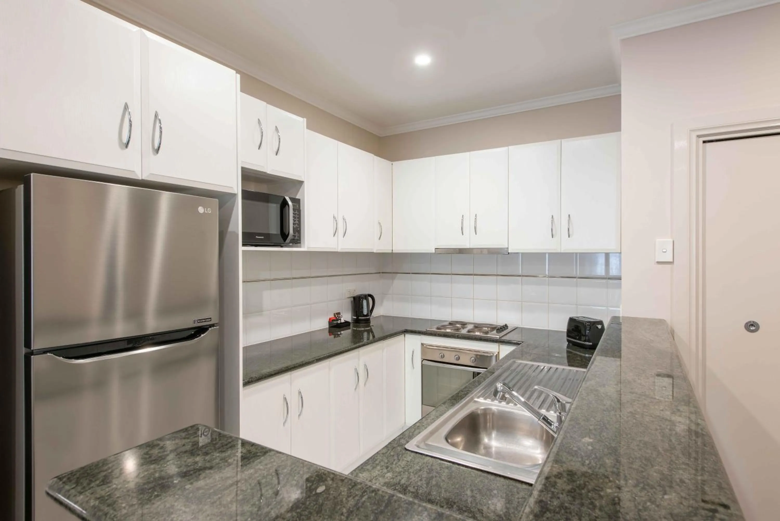 Kitchen or kitchenette in Frome Apartments