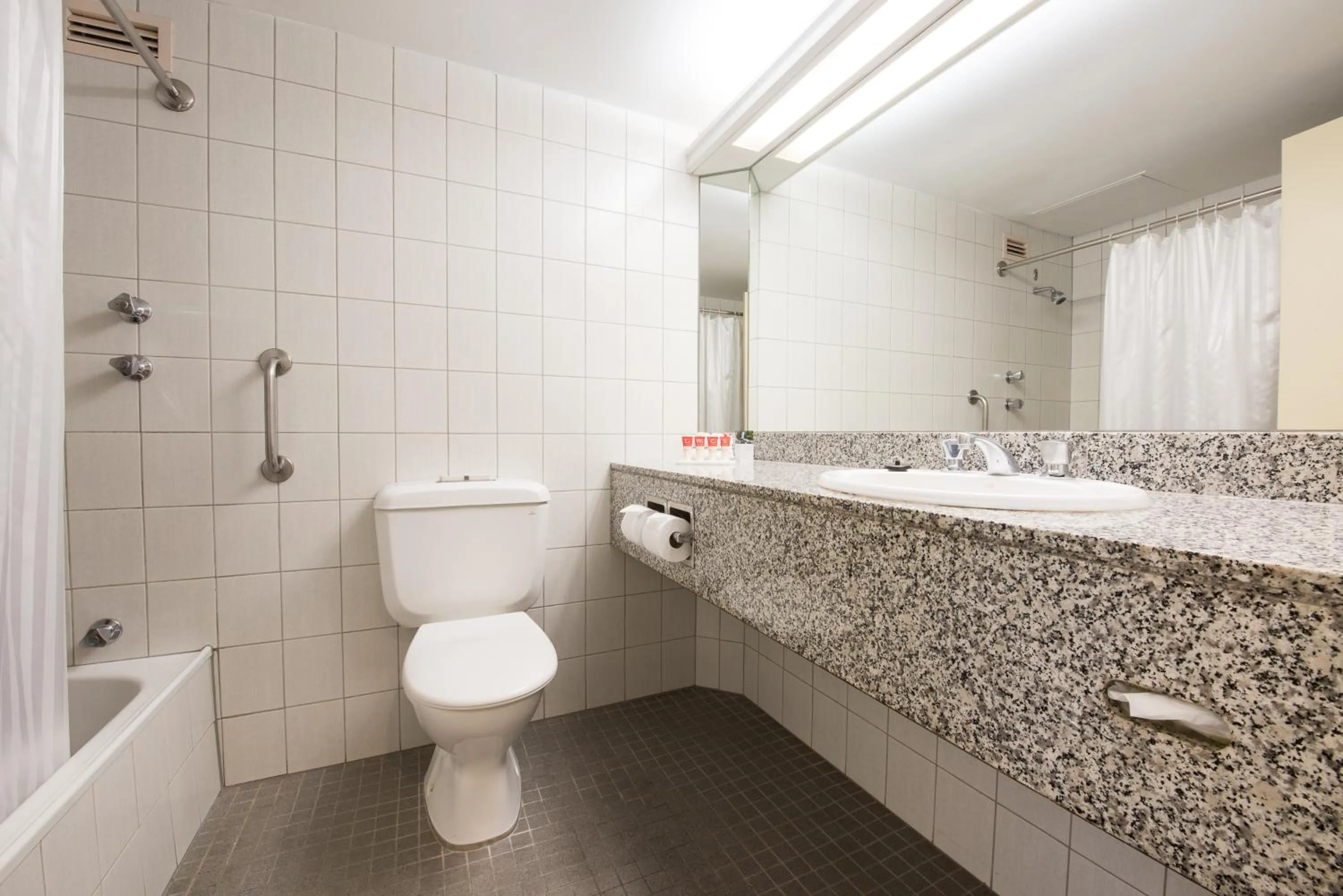 Bathroom in Hotel Grand Chancellor Adelaide