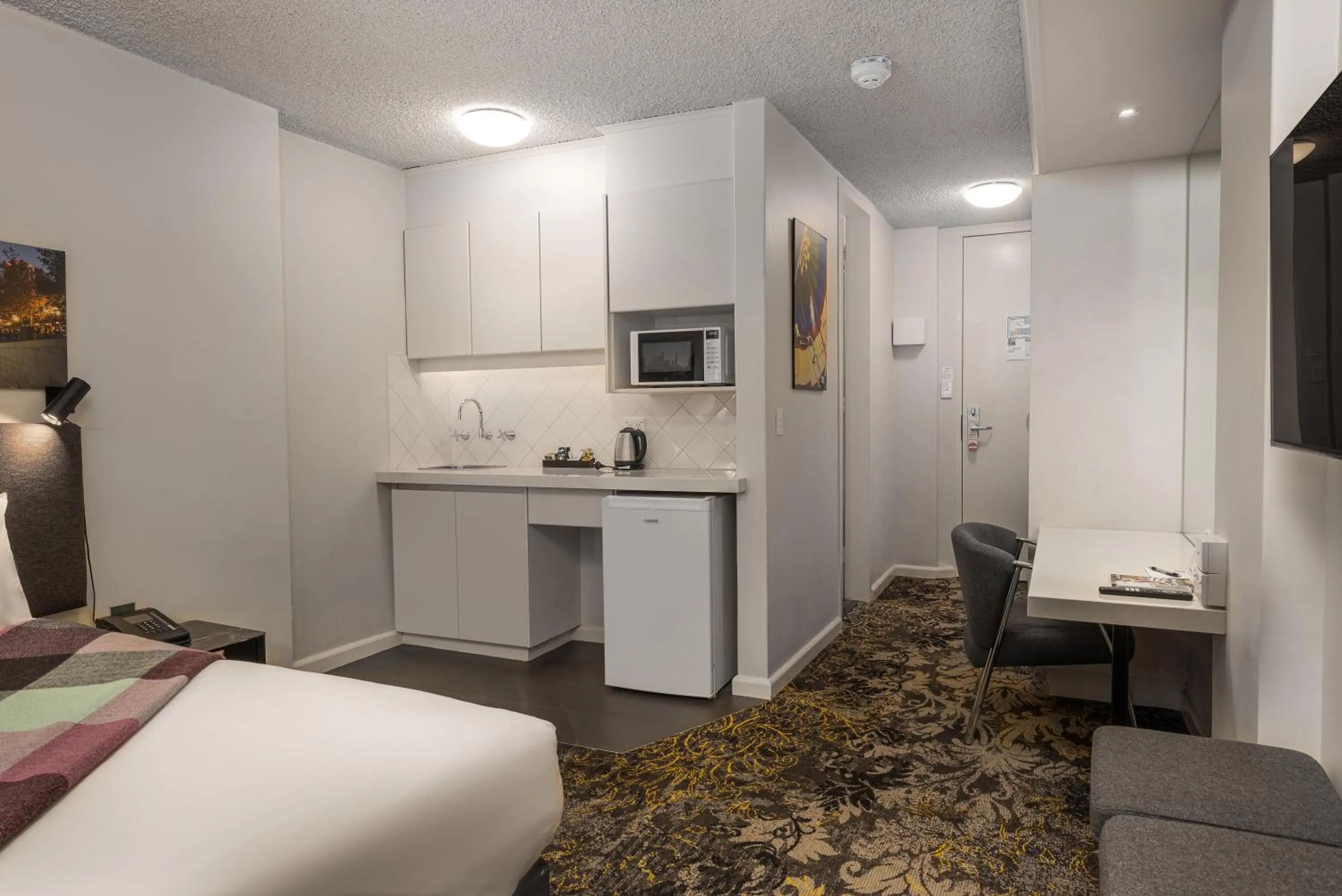 Kitchen or kitchenette, Bed in City Limits Hotel Apartments