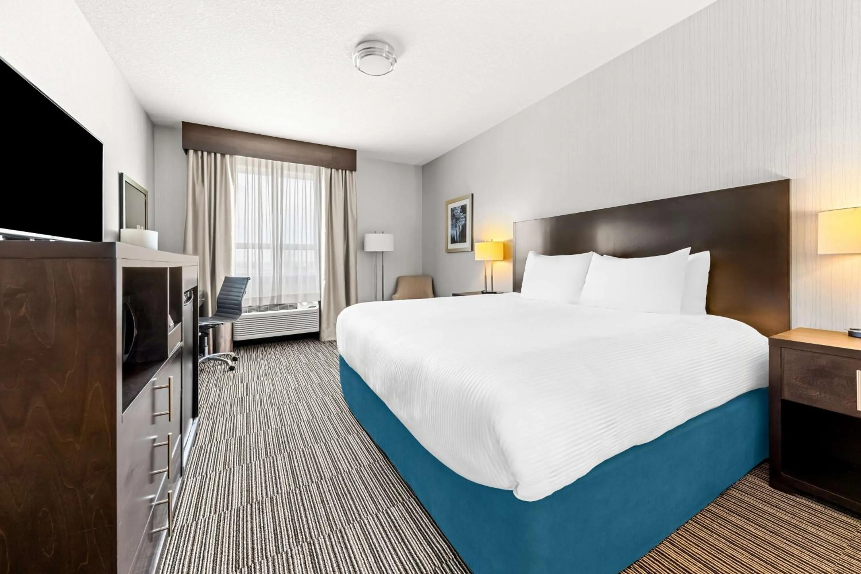 Bedroom, Bed in Best Western Plus Airdrie Gateway
