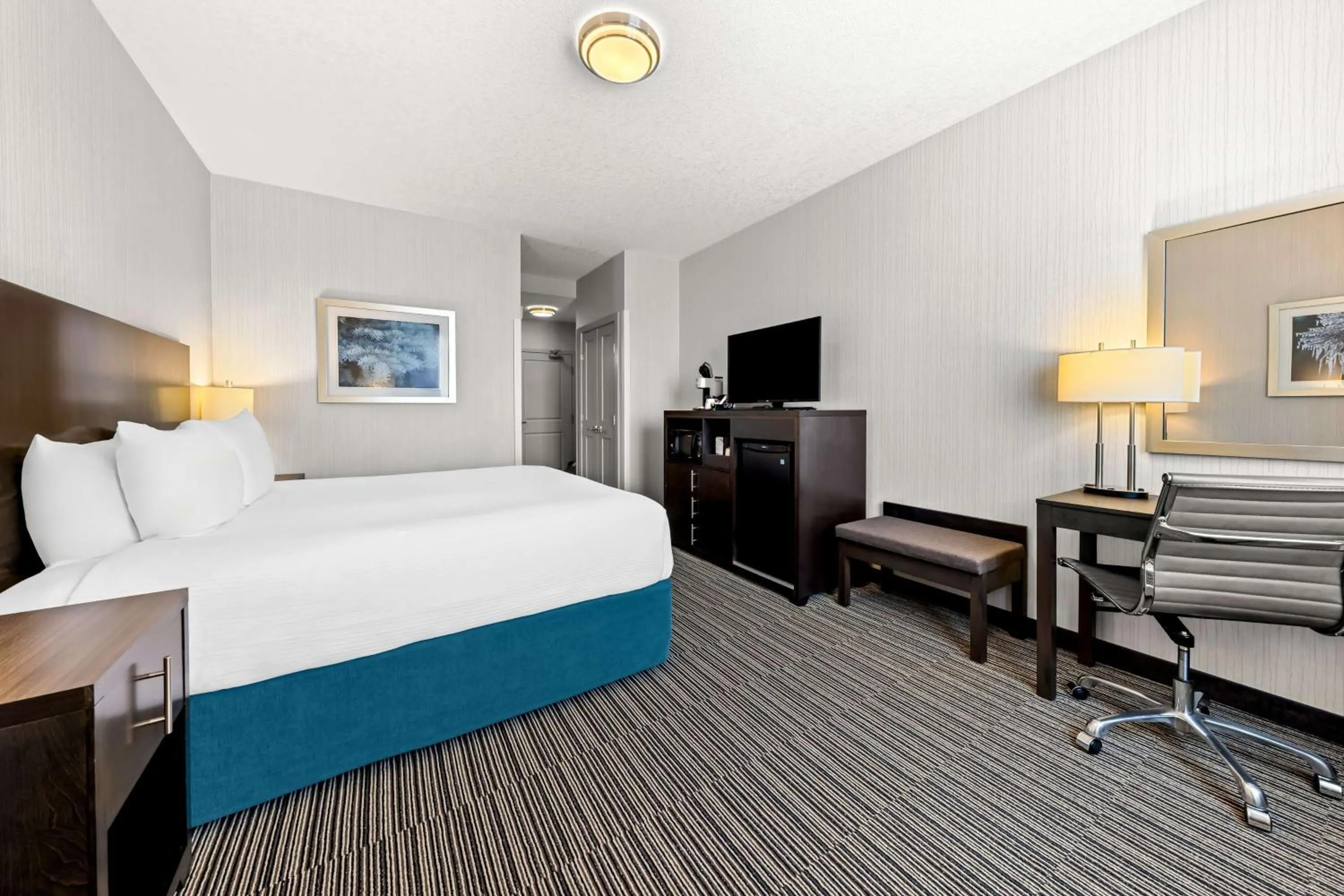 Bedroom, Bed in Best Western Plus Airdrie Gateway
