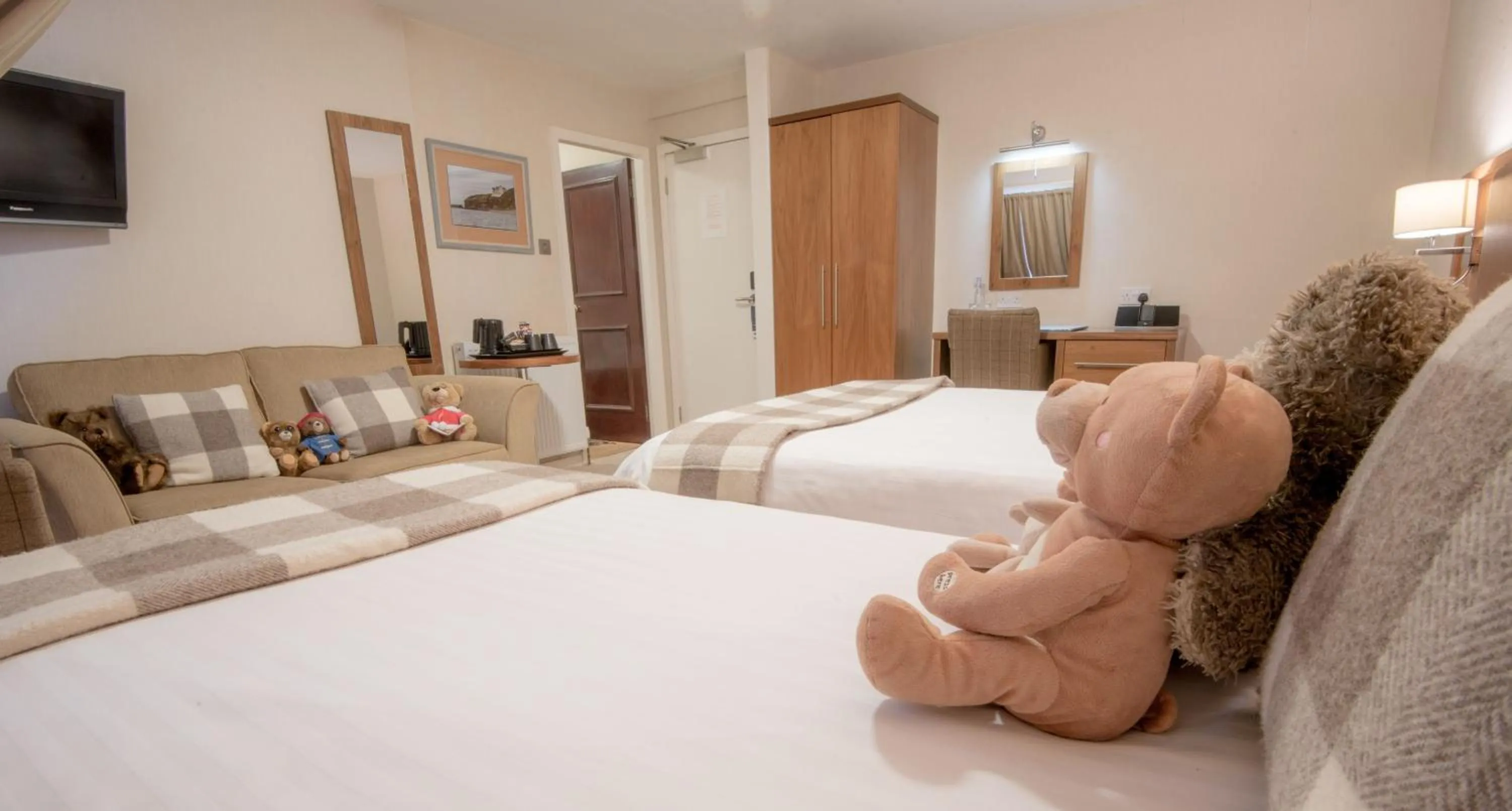 Bedroom, Bed in Mackays Hotel