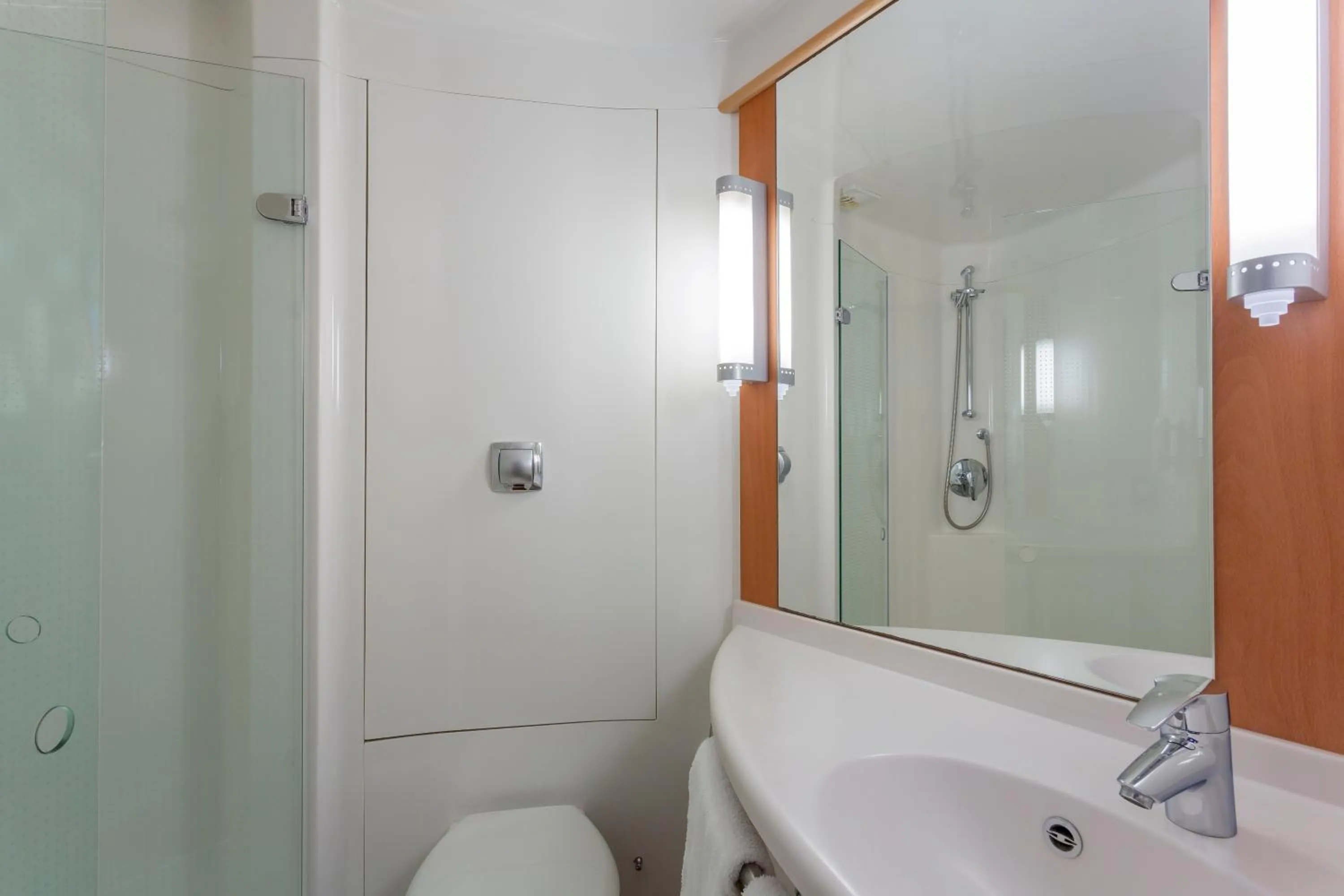 Bathroom in ibis Belfast Queens Quarter