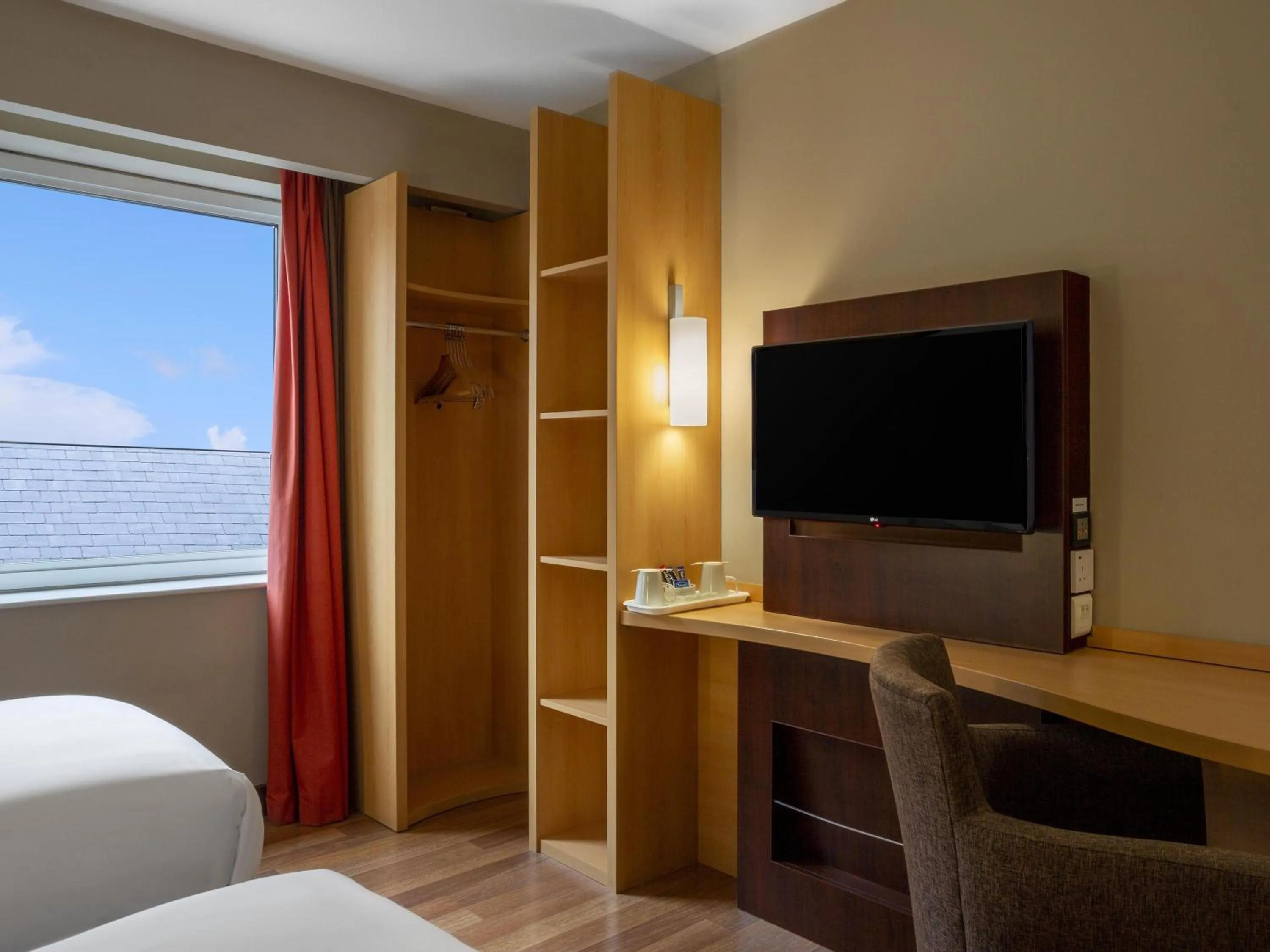 Bedroom, Bed in ibis Belfast Queens Quarter