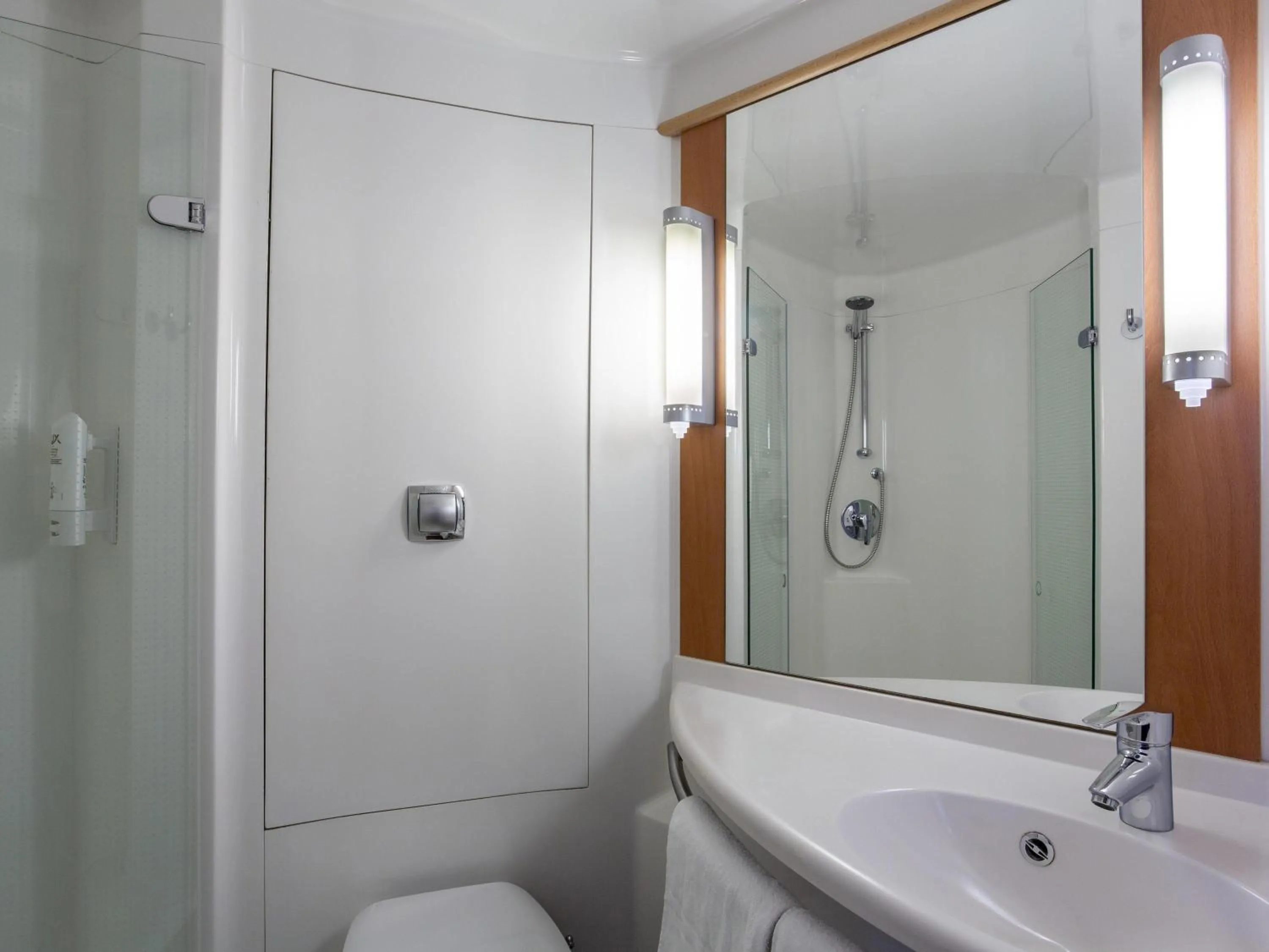 Bedroom in ibis Belfast Queens Quarter