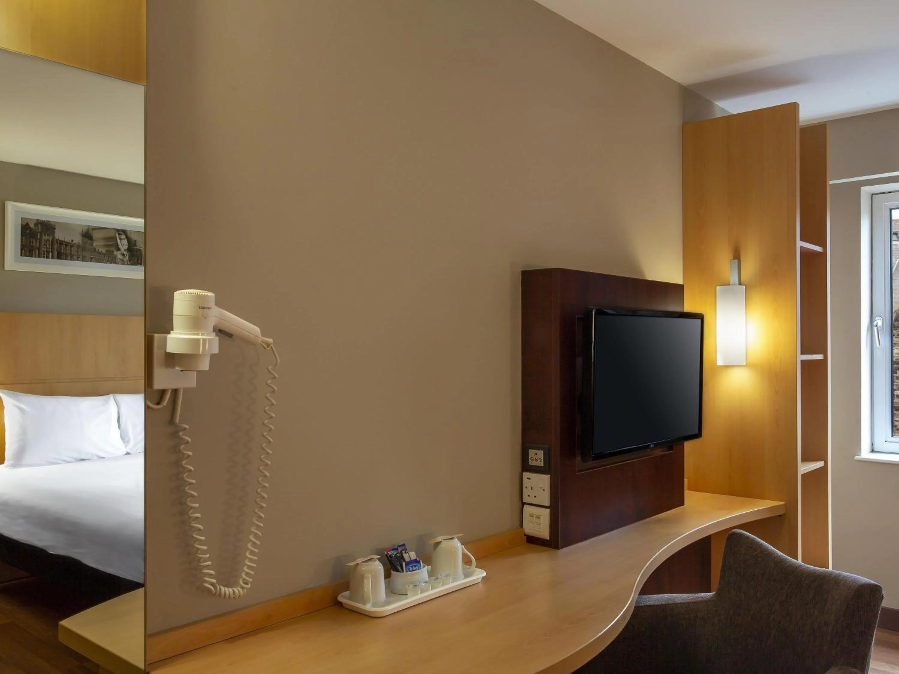 Bedroom, Bed in ibis Belfast Queens Quarter