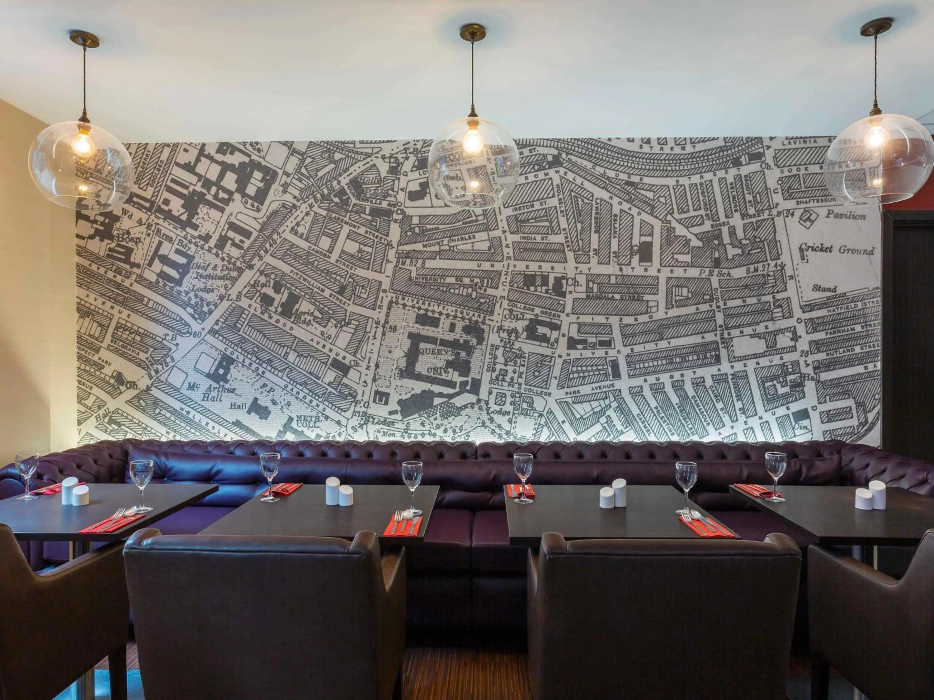 Lounge or bar in ibis Belfast Queens Quarter