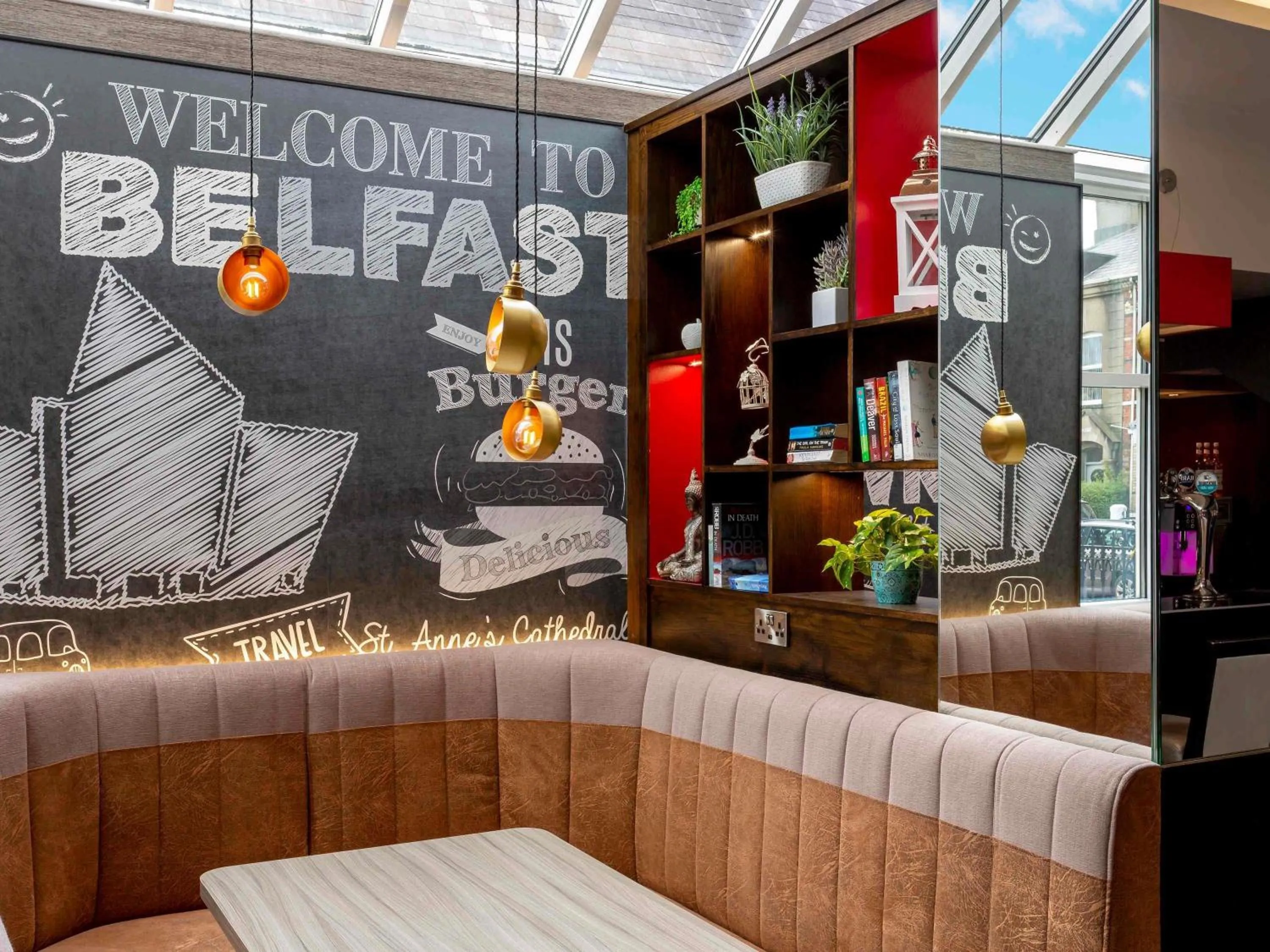 Lounge or bar in ibis Belfast Queens Quarter