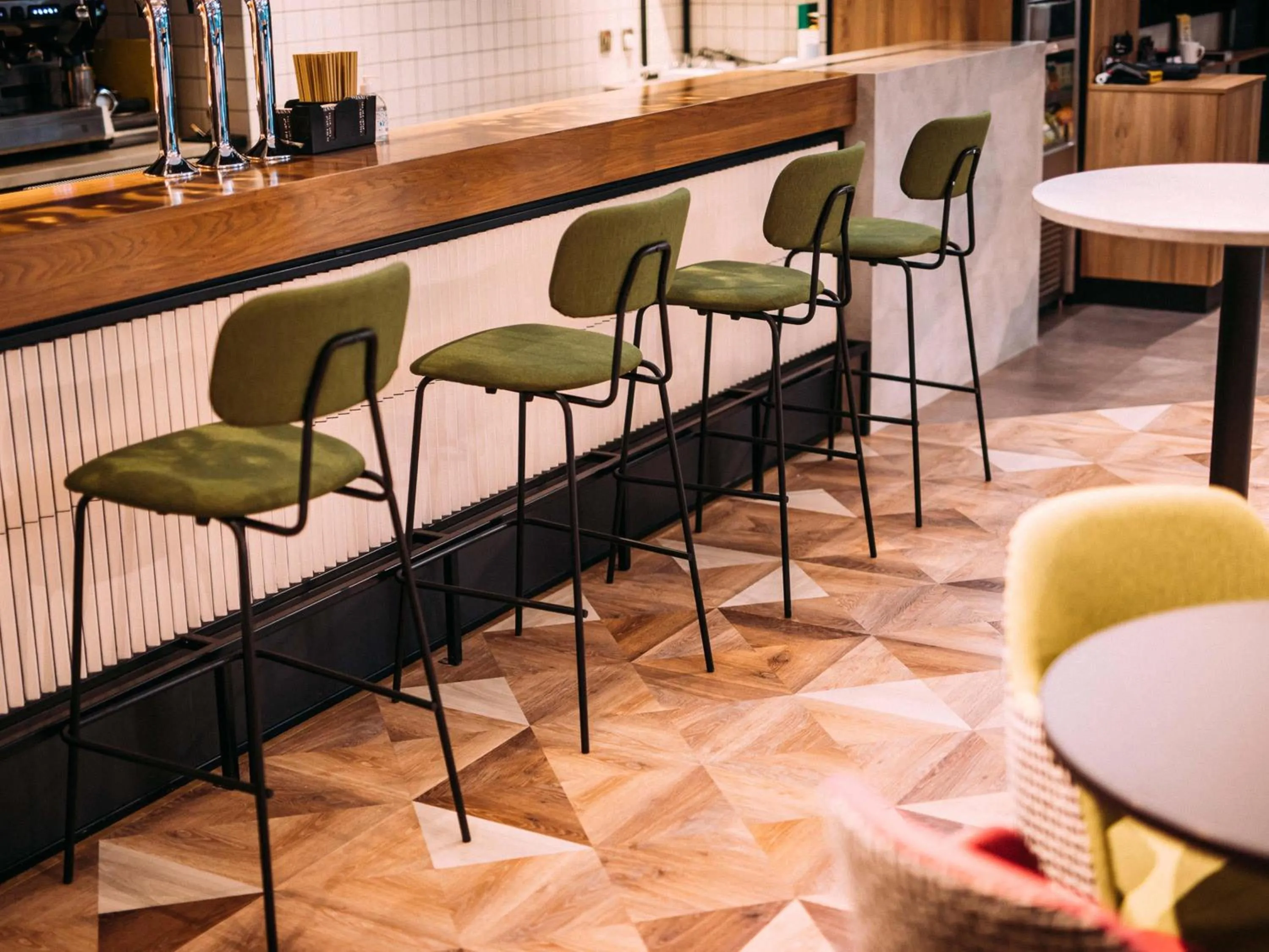 Lounge or bar in ibis Belfast City Centre