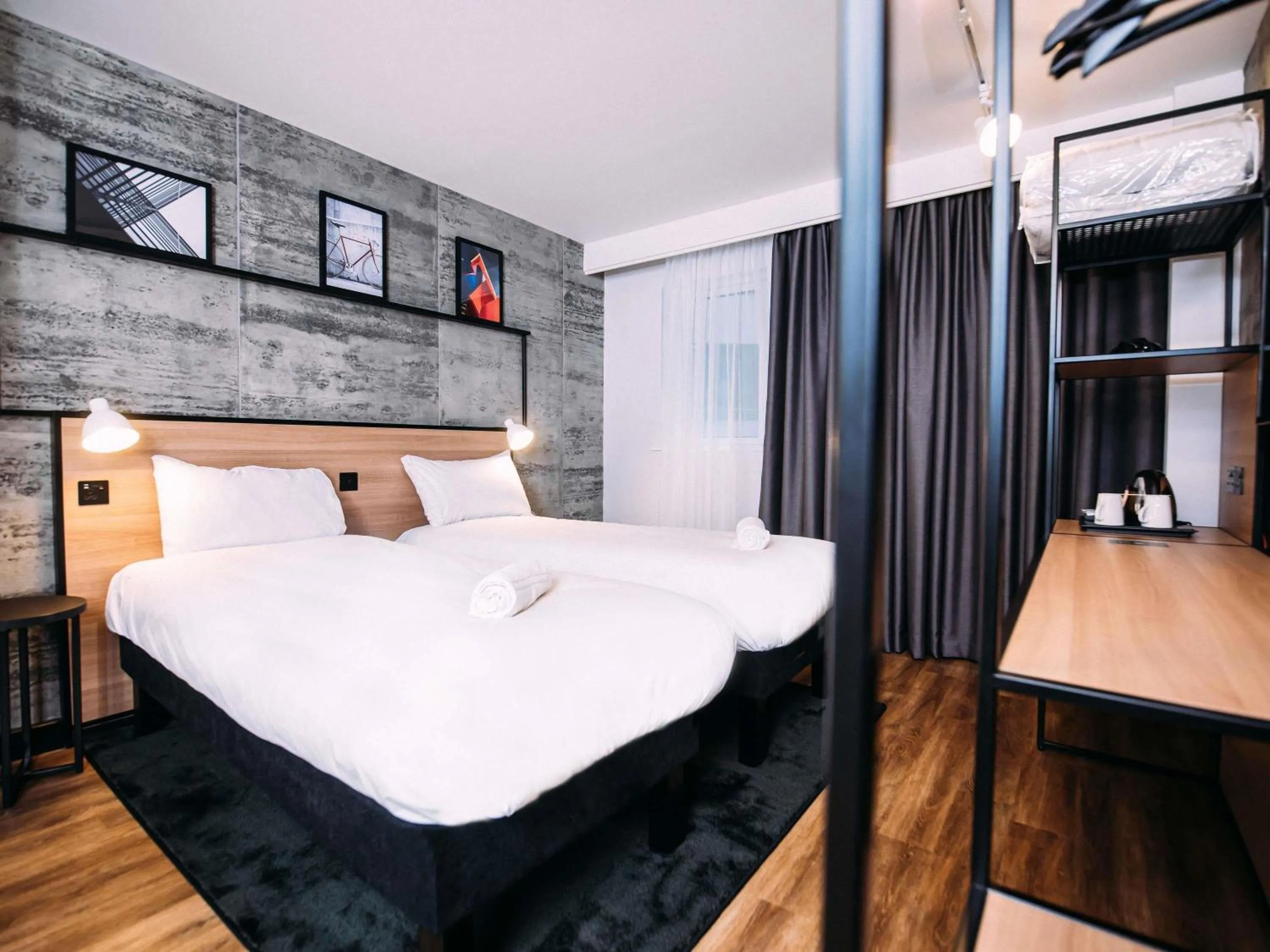 Bedroom, Bed in ibis Belfast City Centre