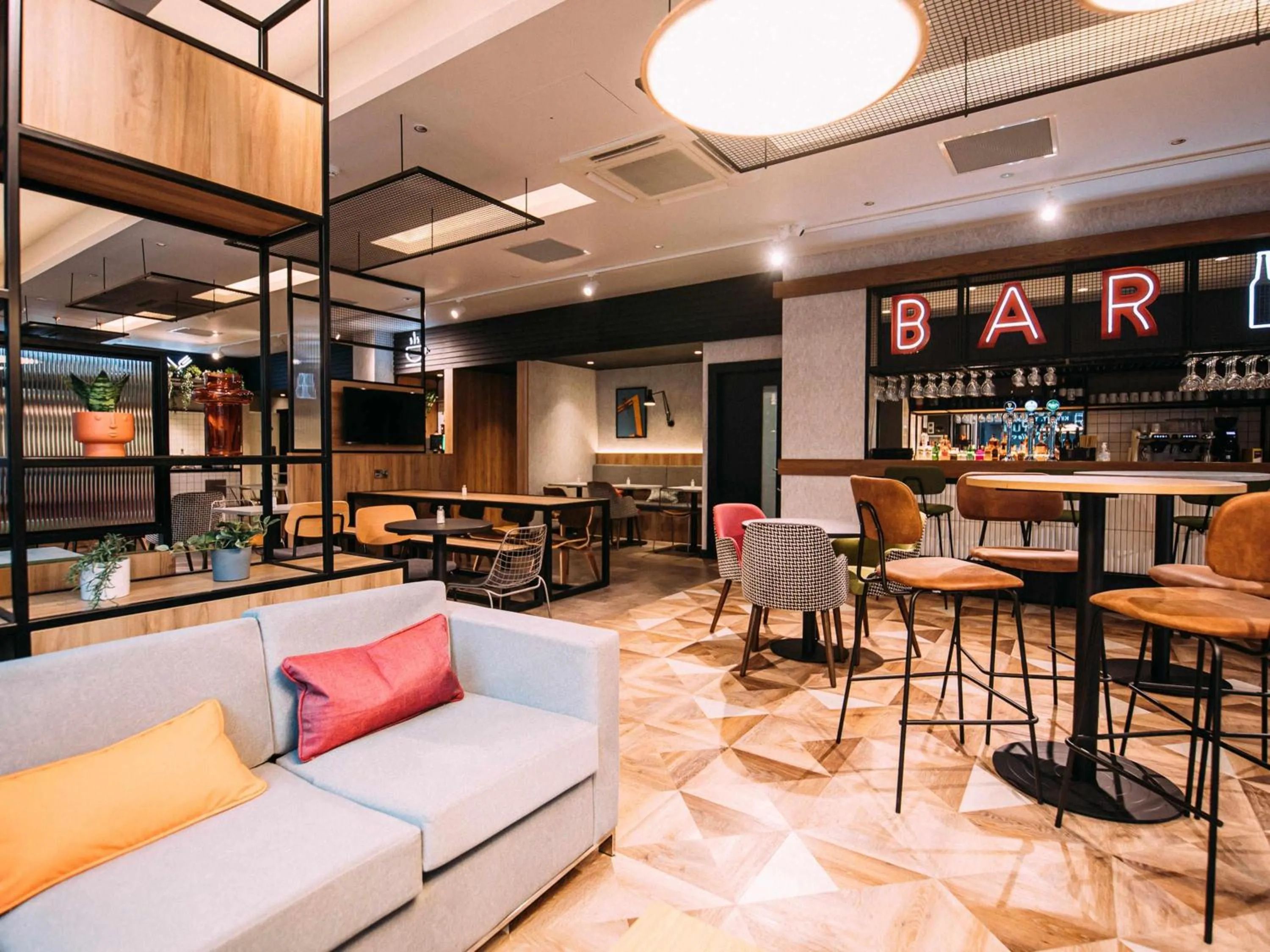 Lounge or bar in ibis Belfast City Centre