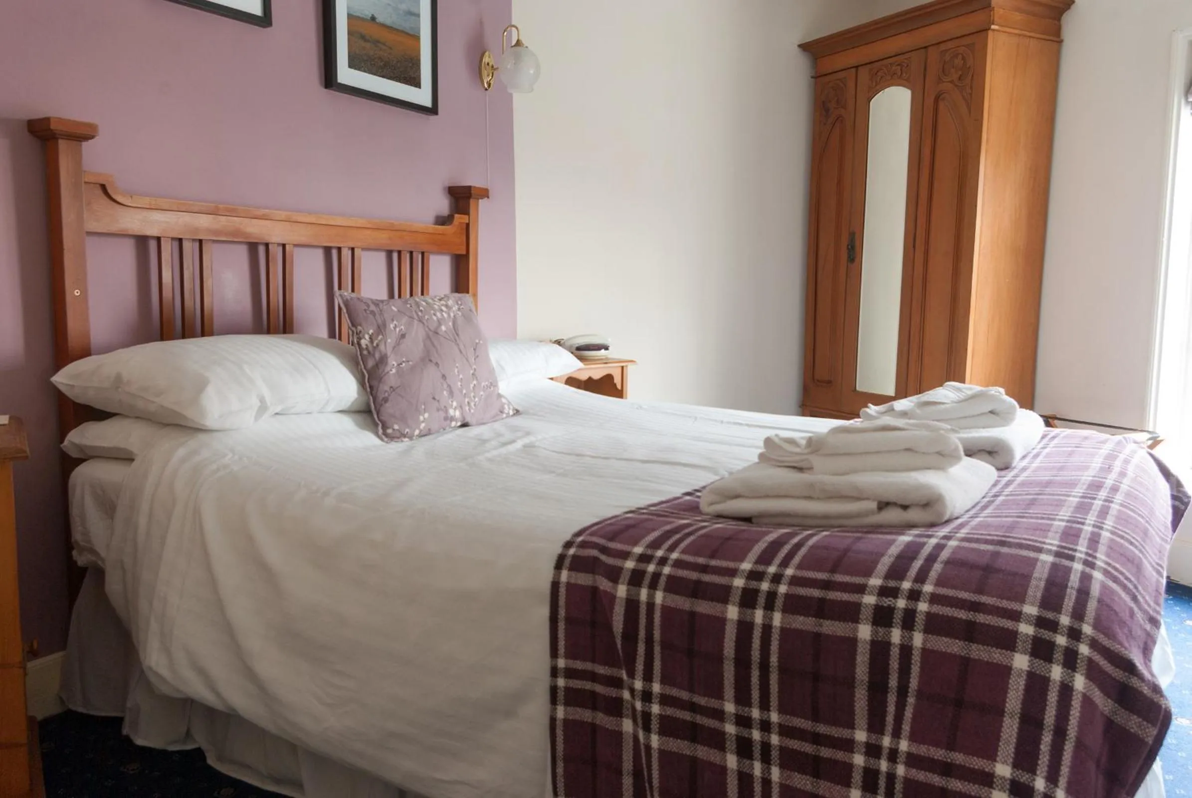 Photo of the whole room, Bed in The Dragon Hotel