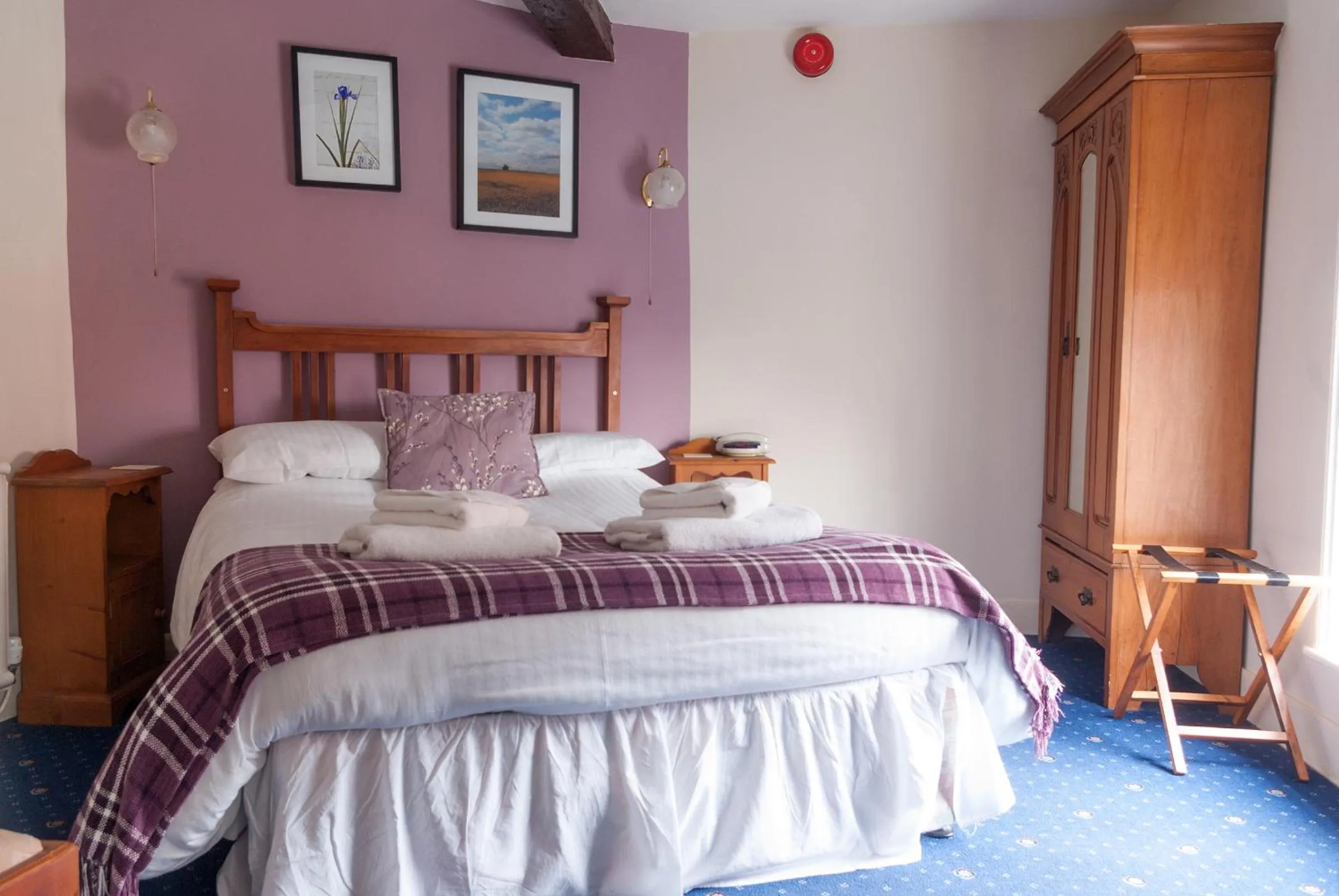 Photo of the whole room, Bed in The Dragon Hotel