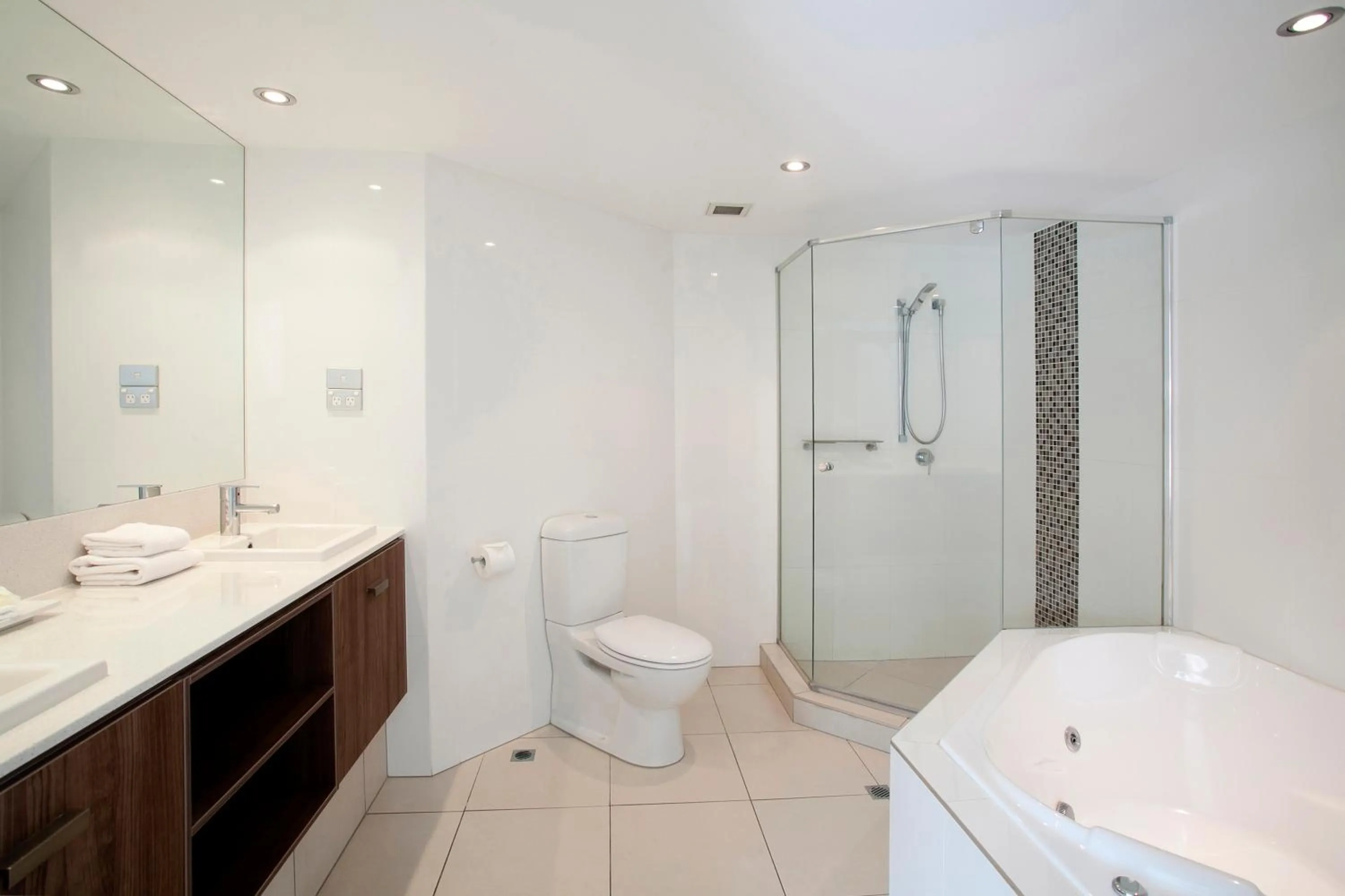 Shower in Emerald Noosa