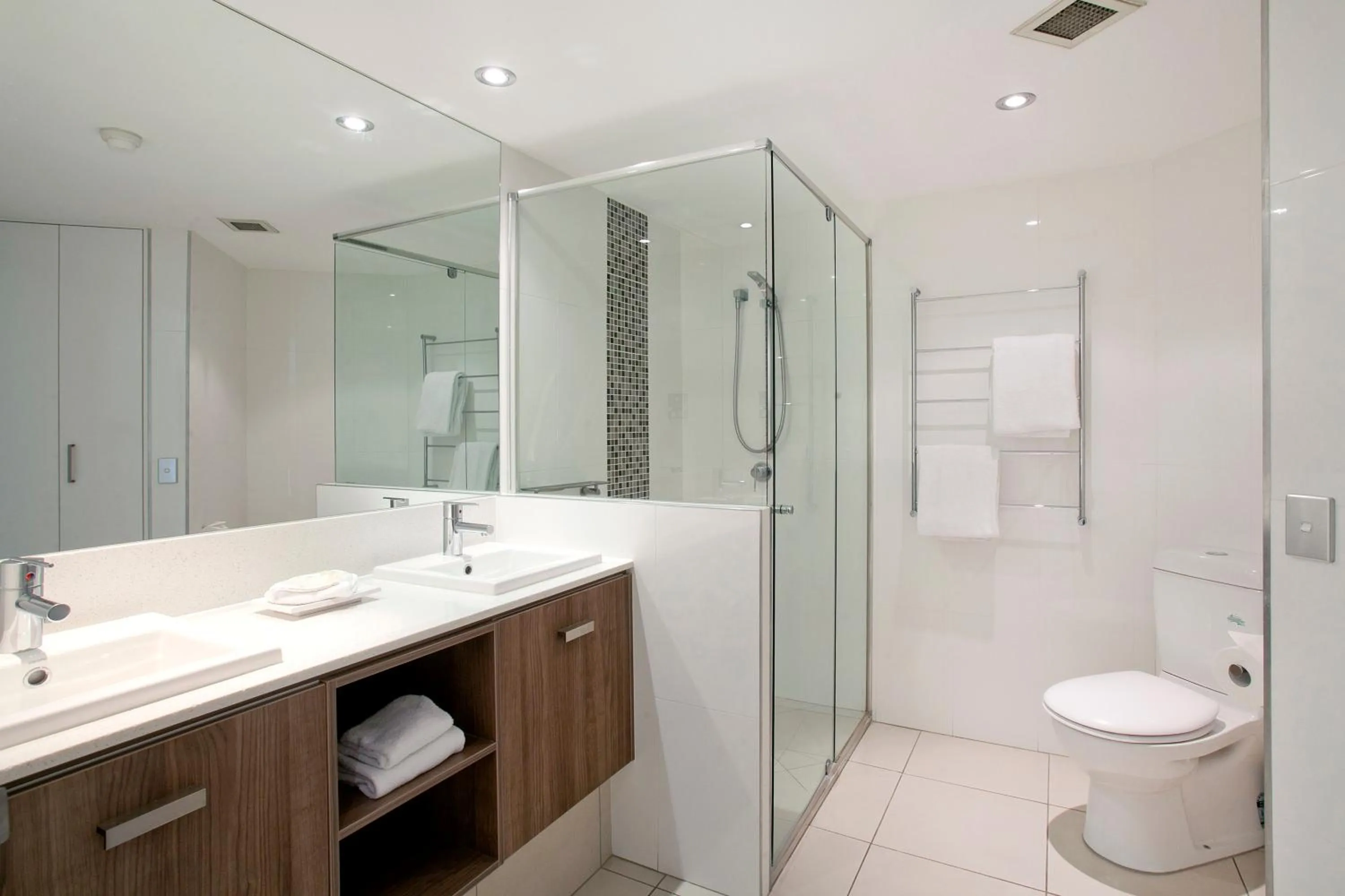 Shower in Emerald Noosa