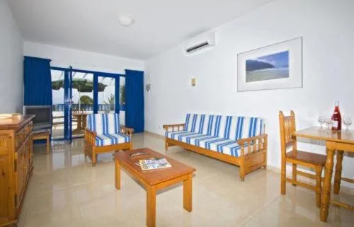 Photo of the whole room in Apartamentos Club Pocillos