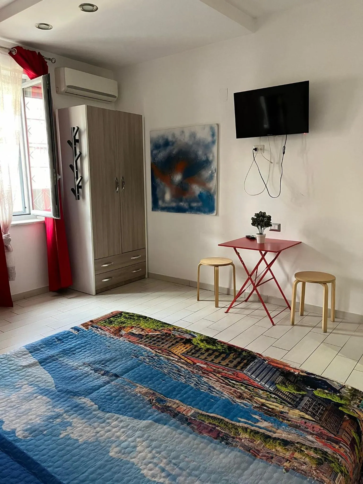 Photo of the whole room, Bed in Family Room