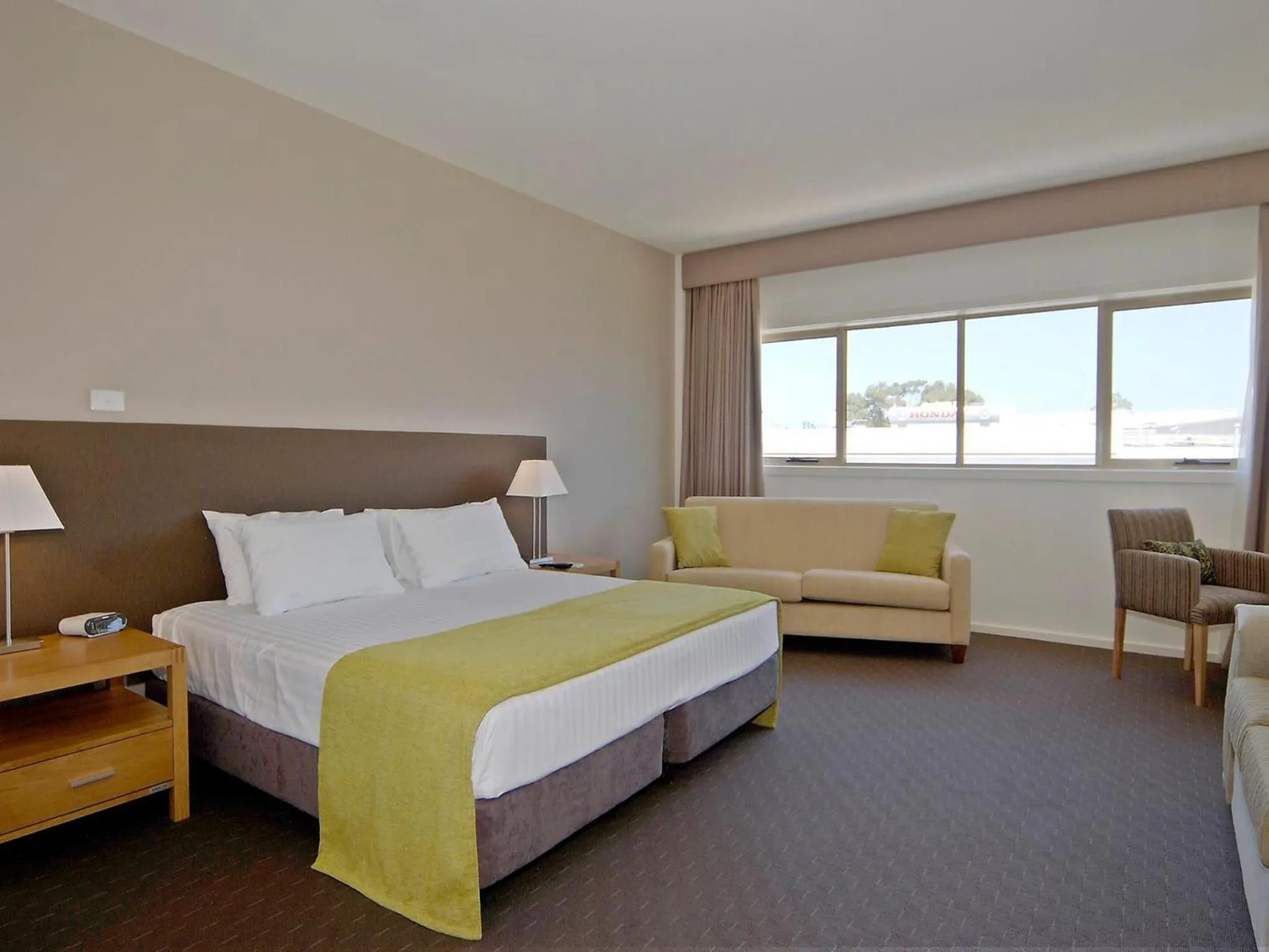 Photo of the whole room, Bed in Mornington Hotel