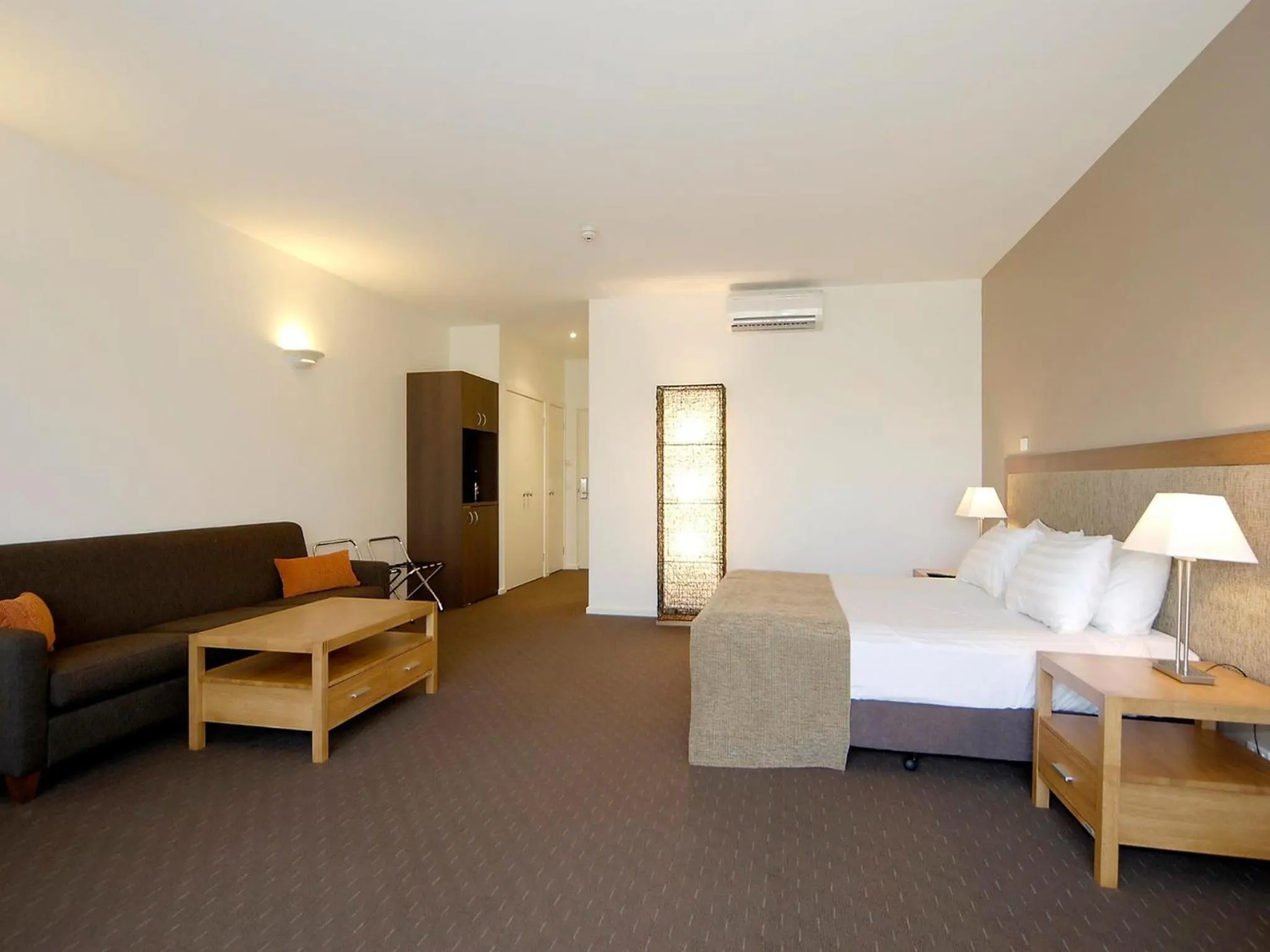 Photo of the whole room, Bed in Mornington Hotel