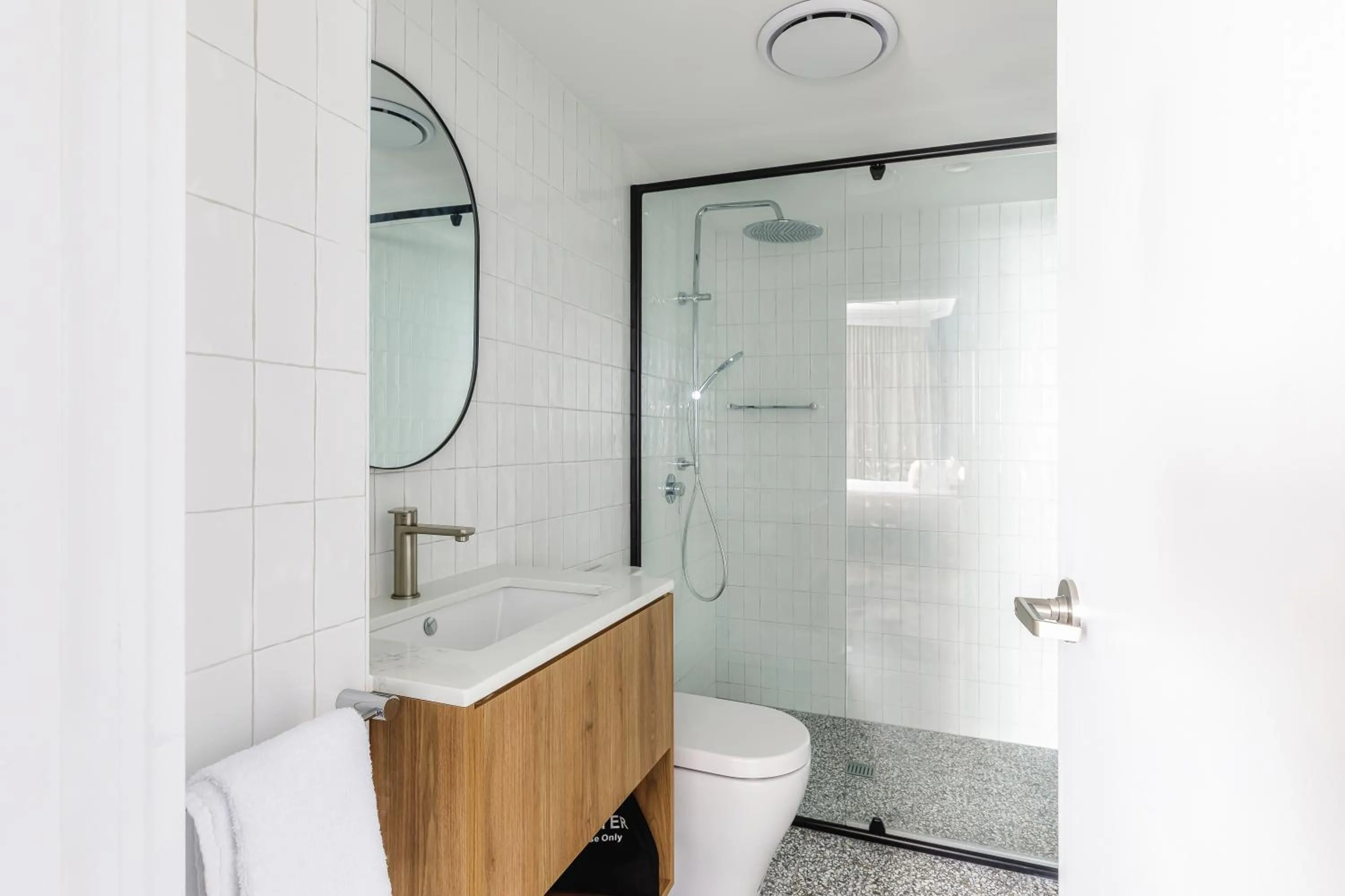 Shower in Royal Exhibition Hotel