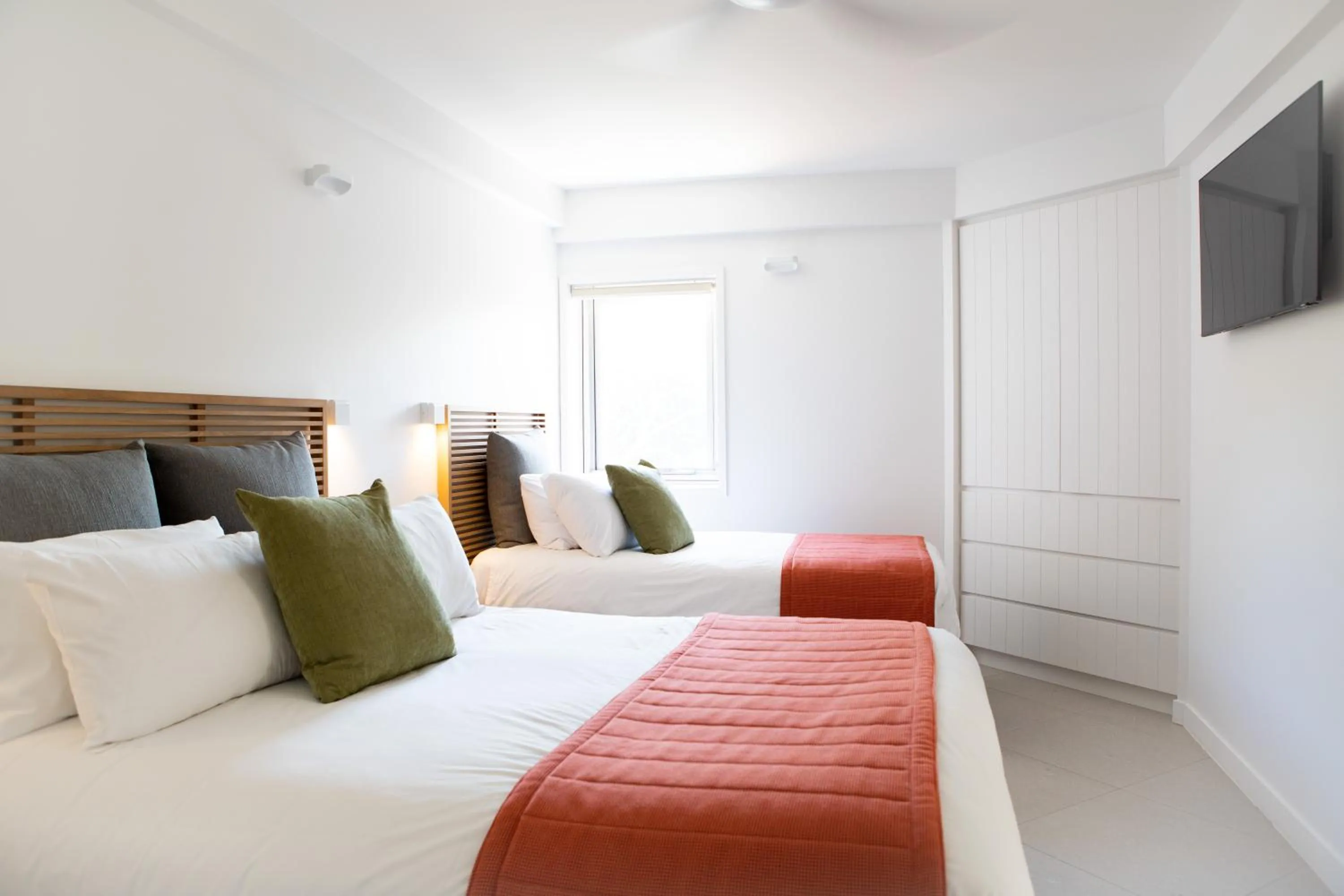 Photo of the whole room, Bed in Netanya Noosa Beachfront Resort